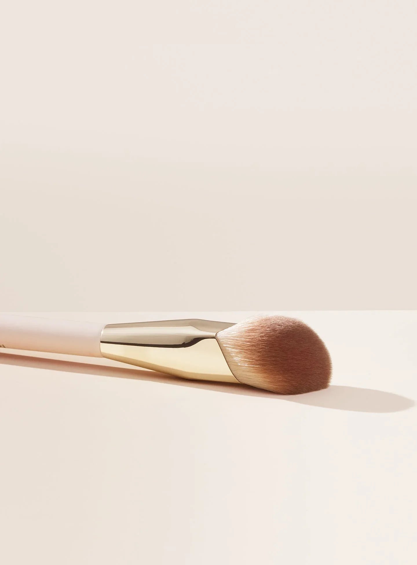 Rare Beauty Liquid Touch – Fondöten Fırçası - Sneaker Türkiye