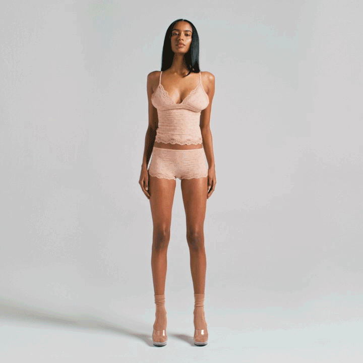 SKIMS FITS EVERYBODY LACE TRIANGLE CAMI AND BOY SHORT SET | MICA SKETCHED HEARTS - Sneaker Türkiye