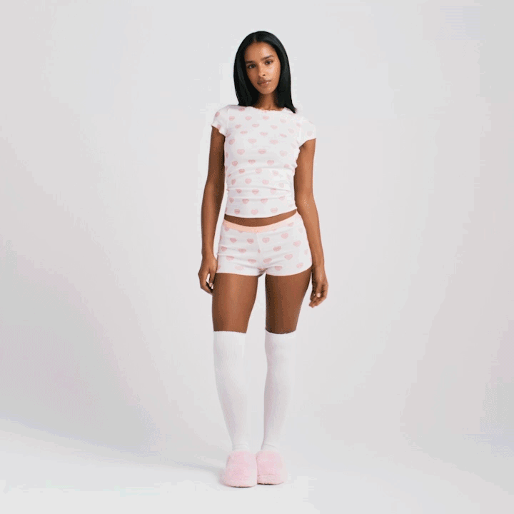 SKIMS LOGO POINTELLE BABY TEE AND MICRO SHORT SET | SNOW LACE HEARTS - Sneaker Türkiye