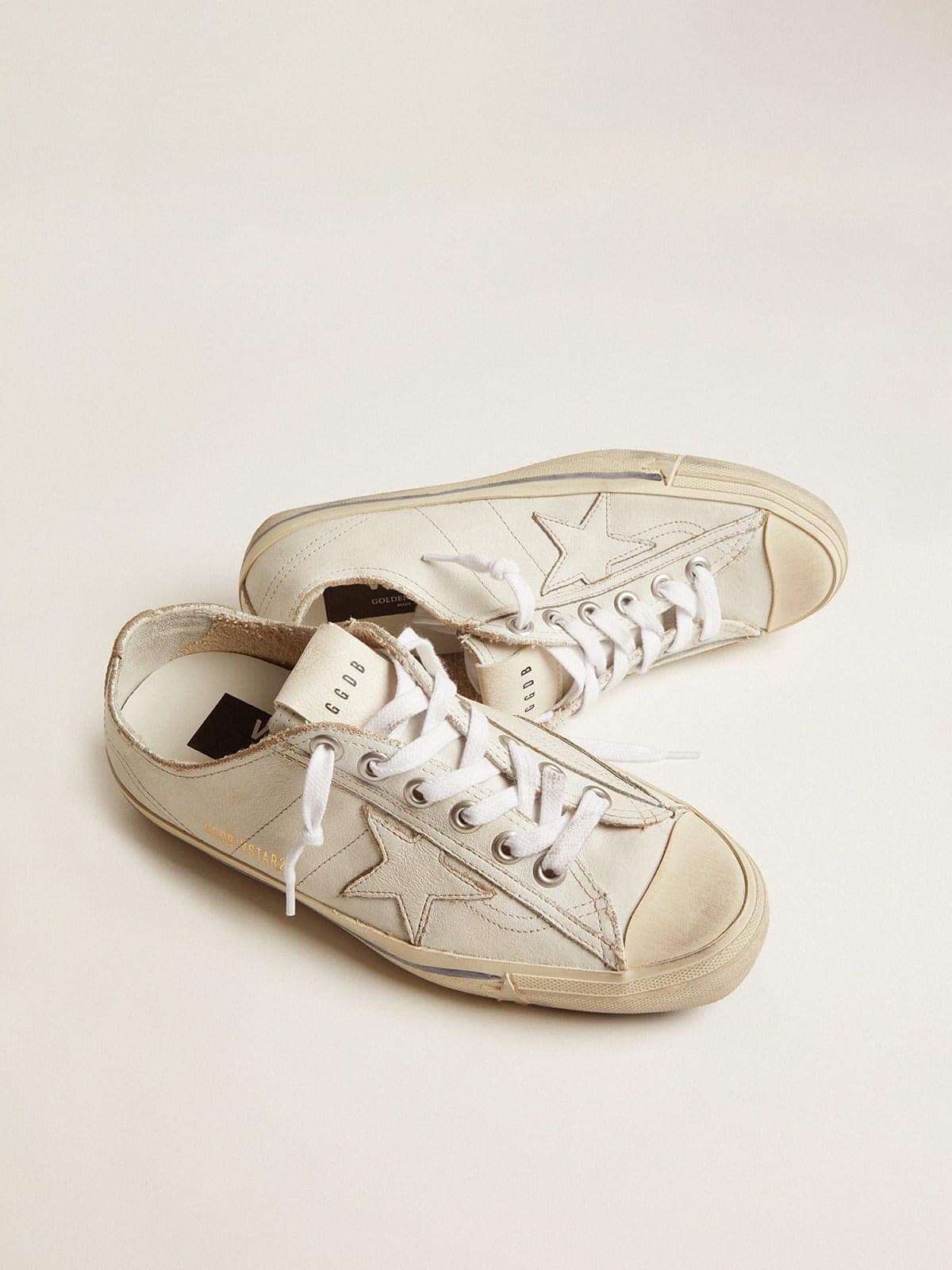 Golden Goose Men’s V-Star In White Leather With White Star And Light Blue Stripe On The Foxing - Sneaker Türkiye