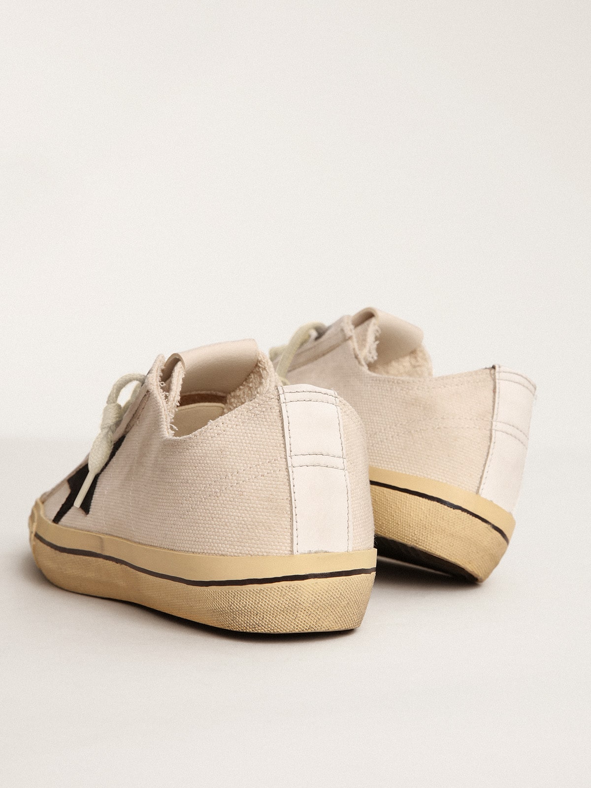Golden Goose Men’s V-Star With Black Suede Star And Embroidered Lettering - Sneaker Türkiye