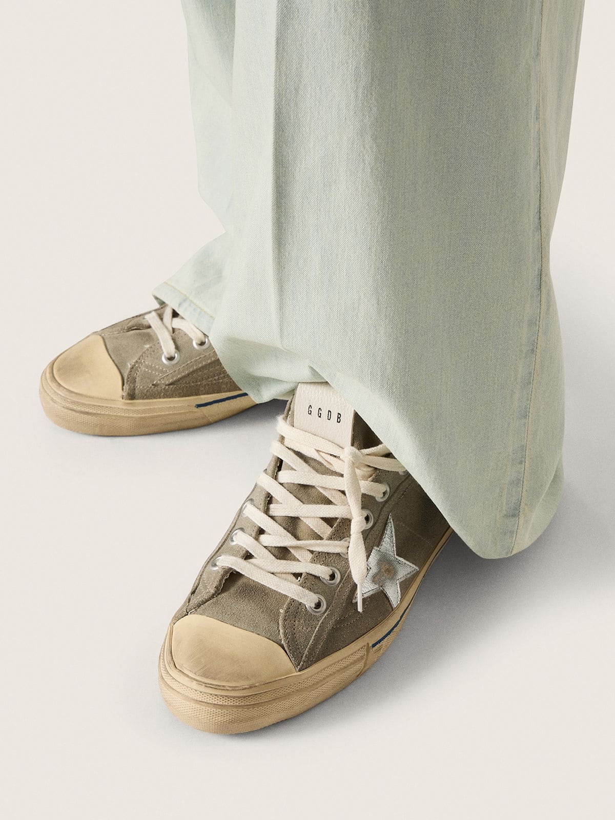 Golden Goose Men’s V-Star In Dove-Gray Suede With Silver Metallic Leather Star - Sneaker Türkiye