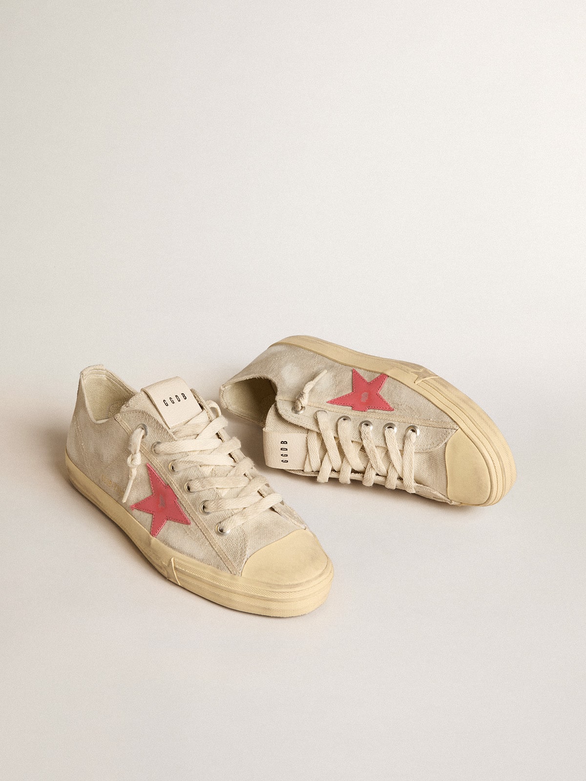 Golden Goose Men’s V-Star In Light Gray Canvas With A Red Leather Star - Sneaker Türkiye