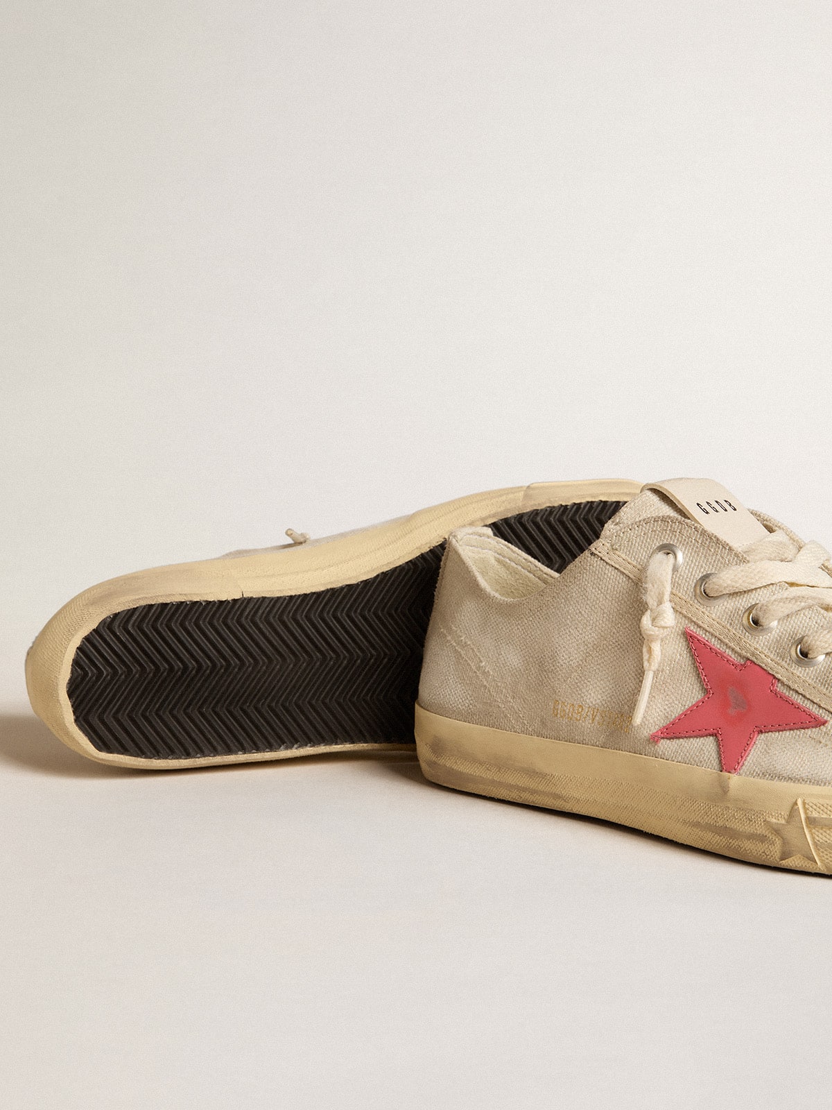 Golden Goose Men’s V-Star In Light Gray Canvas With A Red Leather Star - Sneaker Türkiye
