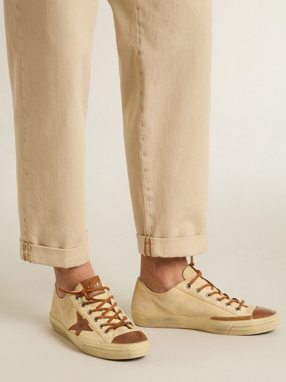 Golden Goose Men’s V-Star In Cream Canvas With Tobacco Leather Star - Sneaker Türkiye