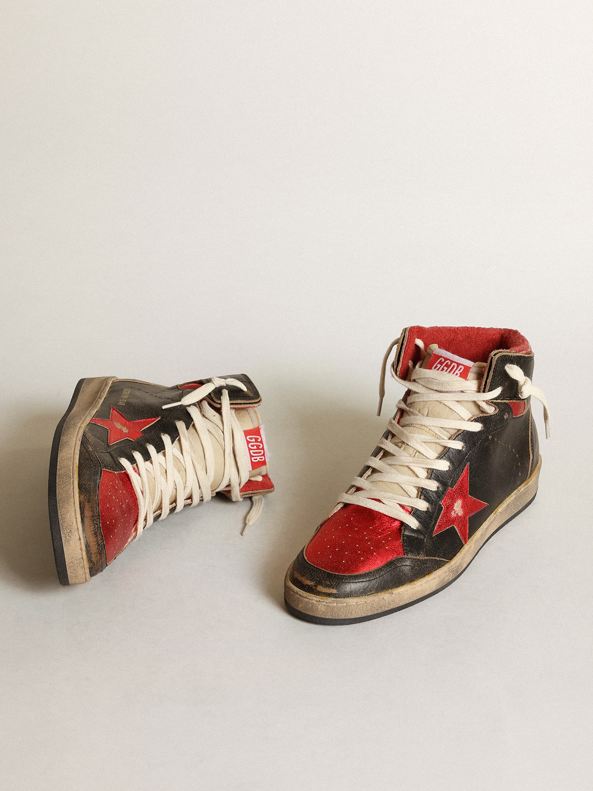 Golden Goose Men’s Sky-Star In Glossy Black Leather With Red Star - Sneaker Türkiye
