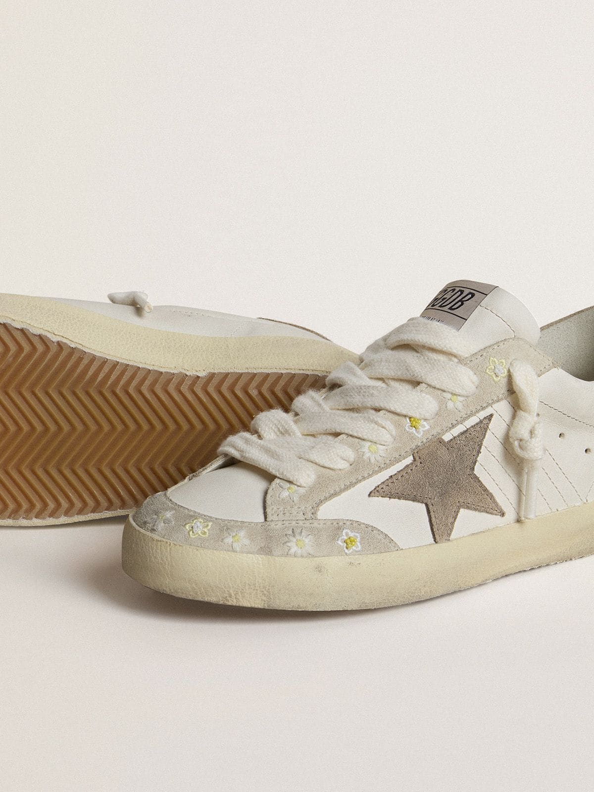Golden Goose Women’s Super-Star LTD With Beige Suede Star And Heel Tab And Floral Embroidery - Sneaker Türkiye