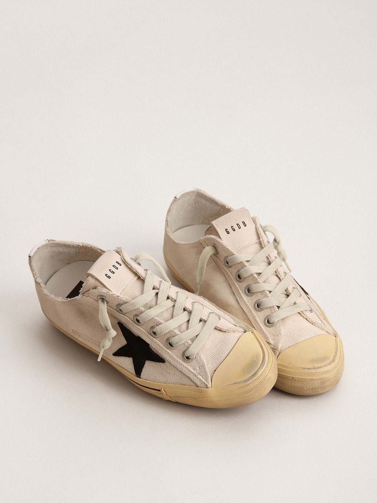 Golden Goose Women’s V-Star With Black Suede Star And Embroidered Lettering - Sneaker Türkiye