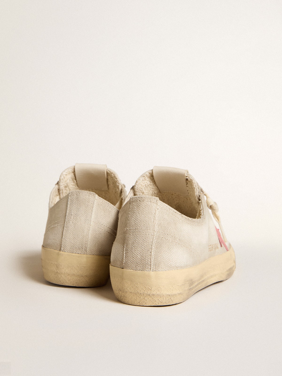 Golden Goose Women’s V-Star In Light Gray Canvas With A Red Leather Star - Sneaker Türkiye