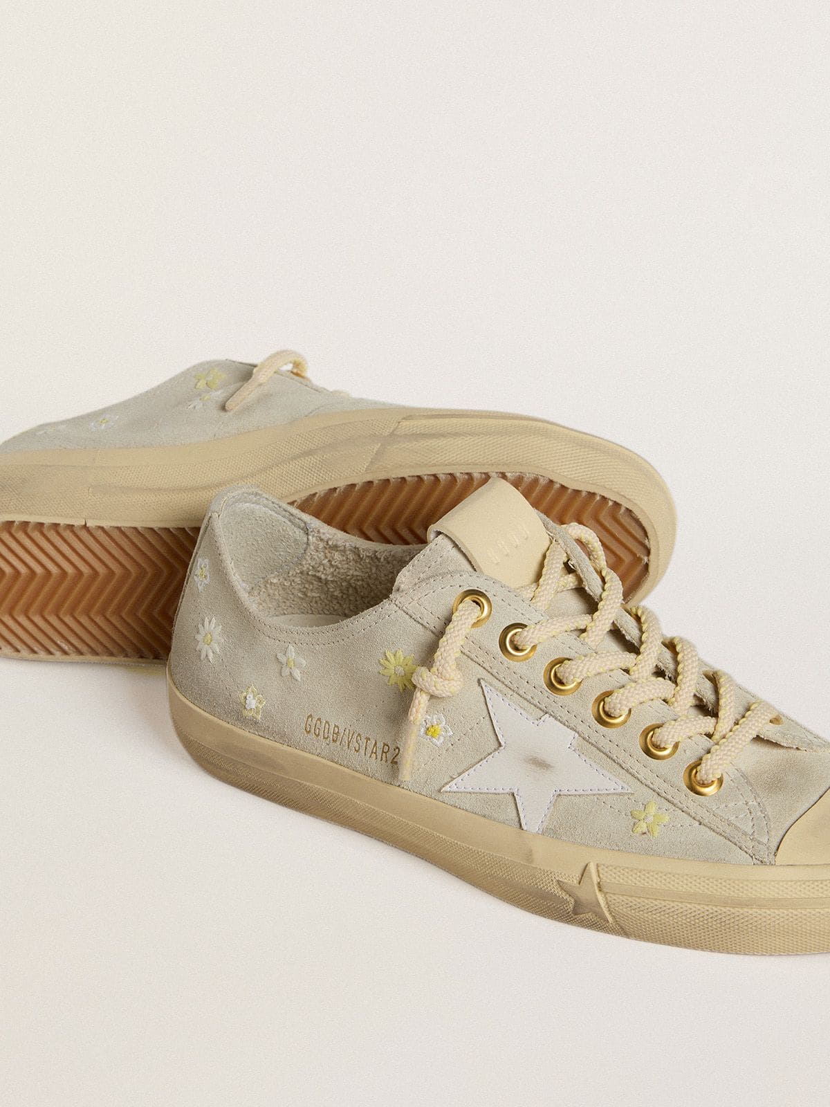 Golden Goose Women’s V-Star In Ice-Gray Suede With White Leather Star And Floral Embroidery - Sneaker Türkiye