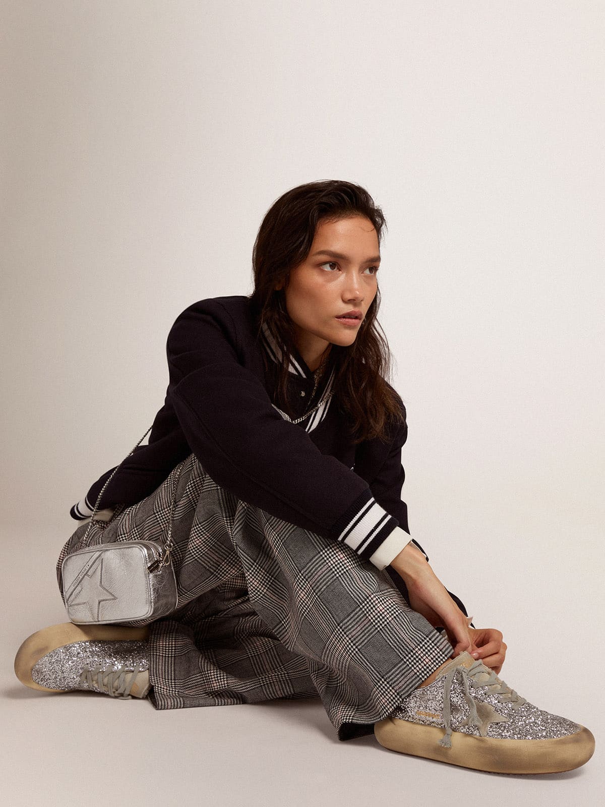 Golden Goose Women’s Space-Star Shoes In Silver Glitter With Shearling Lining - Sneaker Türkiye