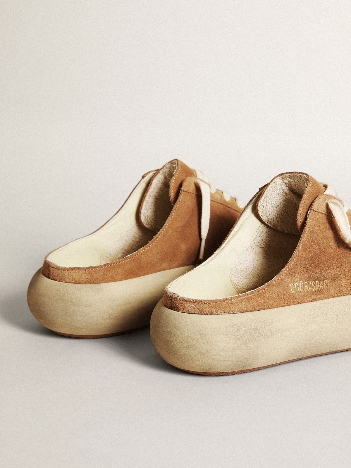 Golden Goose Women’s Space-Star Sabot In Tobacco-Colored Suede With Perforated Star - Sneaker Türkiye