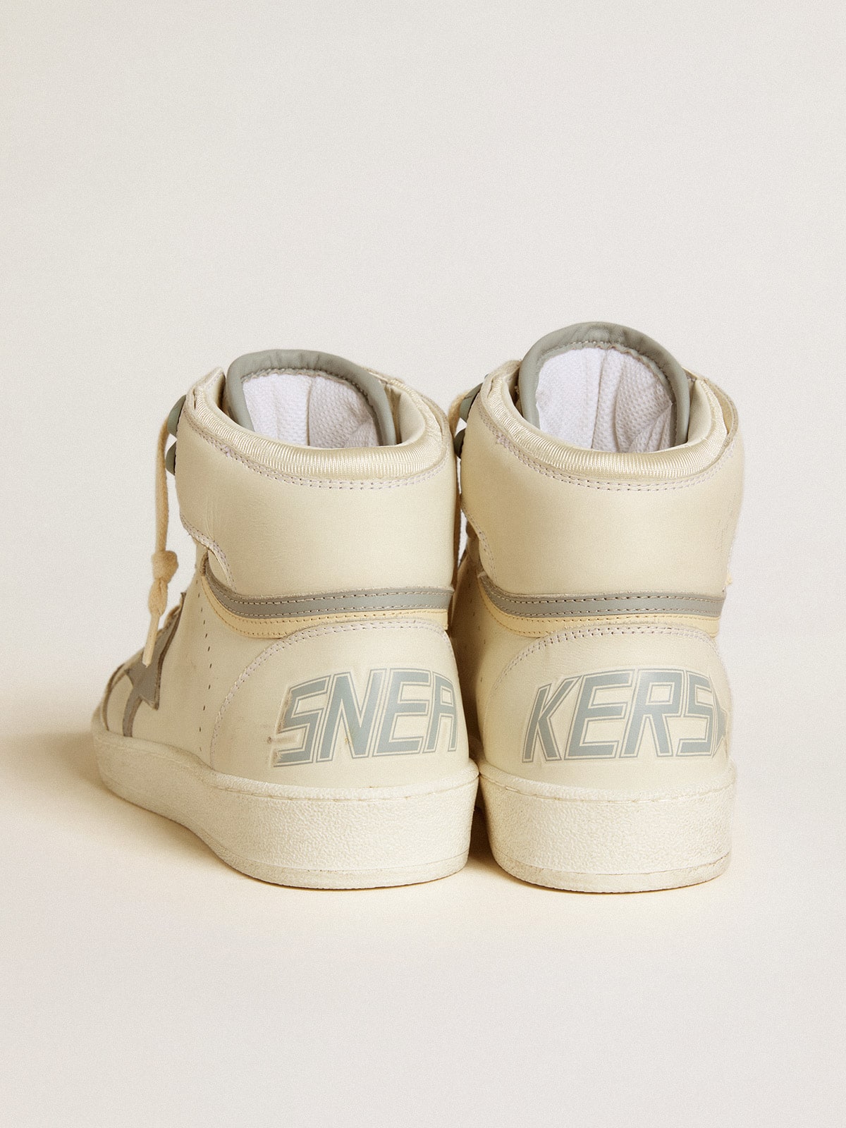 Golden Goose Women’s Sky-Star In Leather With Light Blue Leather Star And White Heel Tab - Sneaker Türkiye