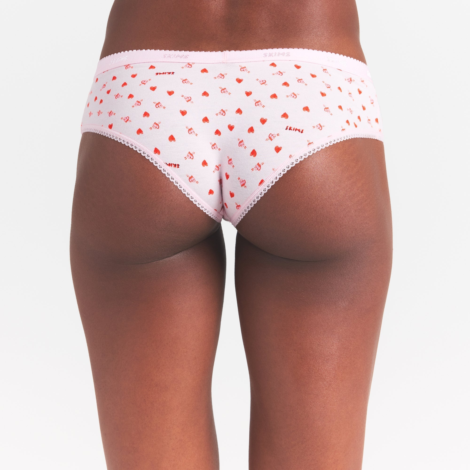 SKIMS LIGHTWEIGHT COTTON LOGO PICOT HIPSTER | BABY PINK ARROWED HEARTS - Sneaker Türkiye