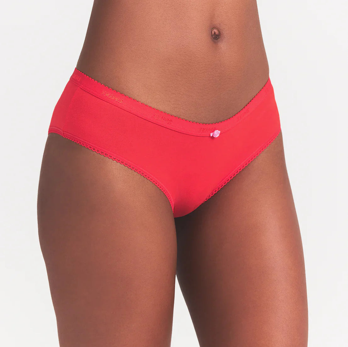 SKIMS LIGHTWEIGHT COTTON LOGO PICOT HIPSTER | RUBY TONAL - Sneaker Türkiye