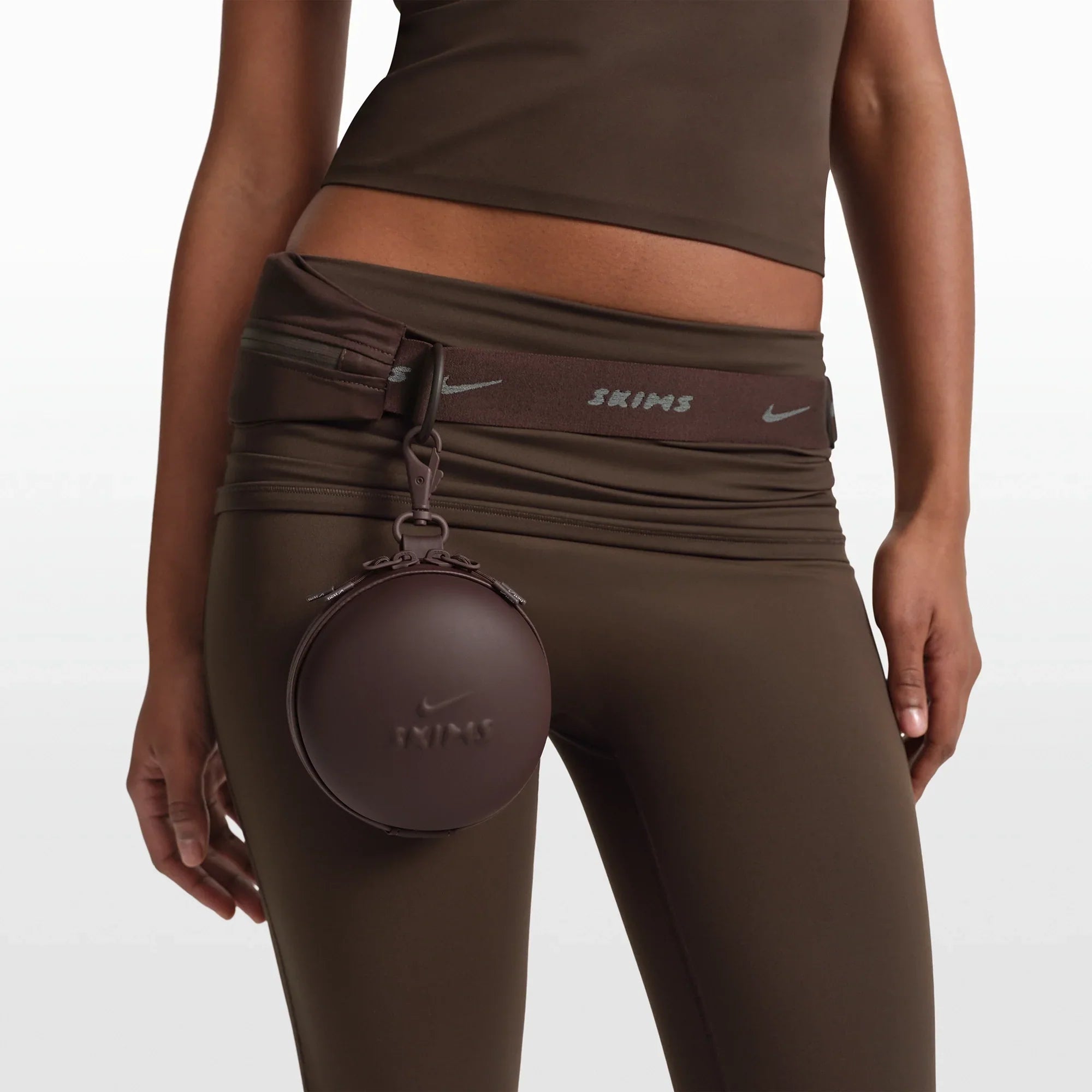 NikeSKIMS ACCESSORIES HARDSHELL ROUND CASE | PHOENIX - Sneaker Türkiye