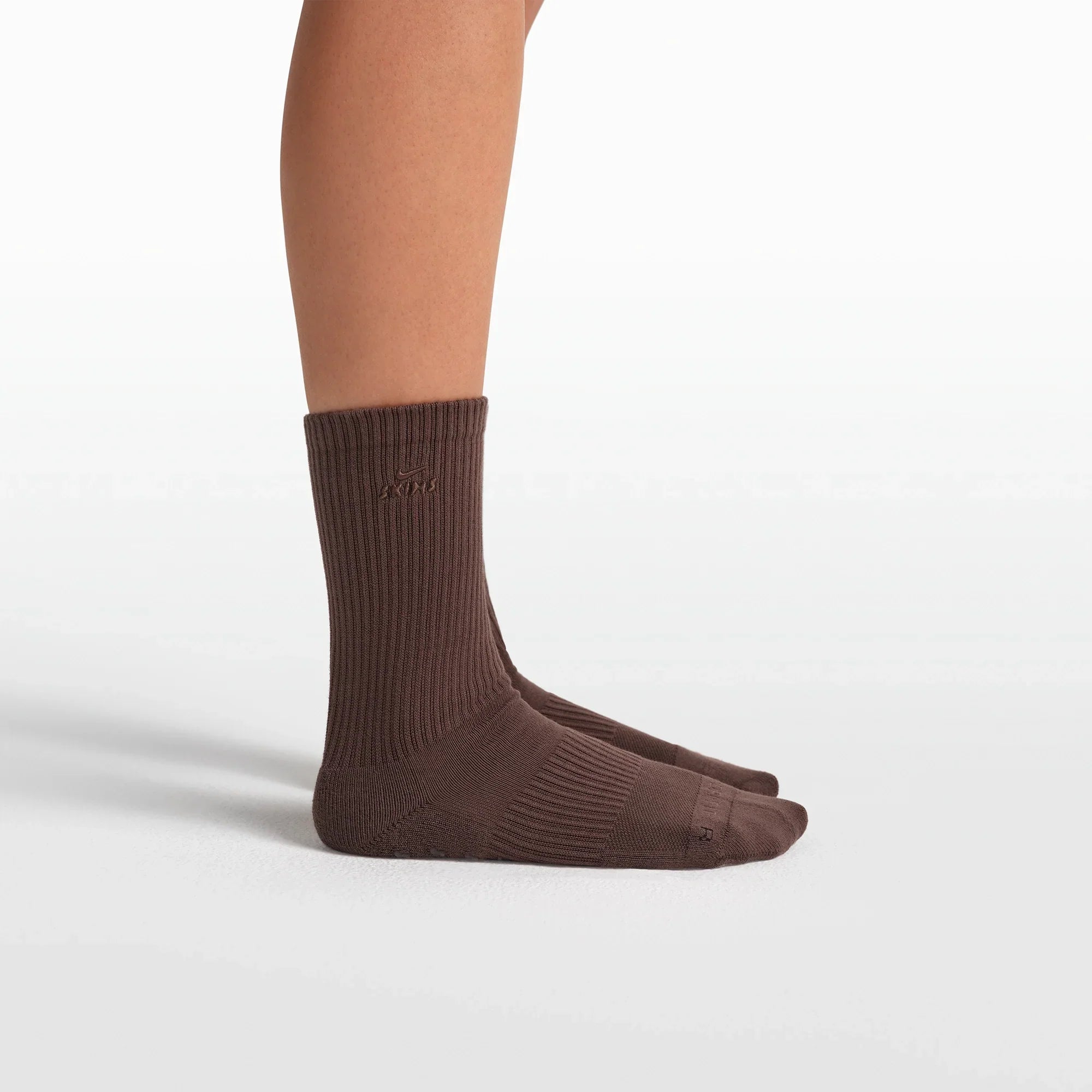 NikeSKIMS ACCESSORIES DRI-FIT PILATES GRIP CREW SOCK | DARK SEPIA - Sneaker Türkiye