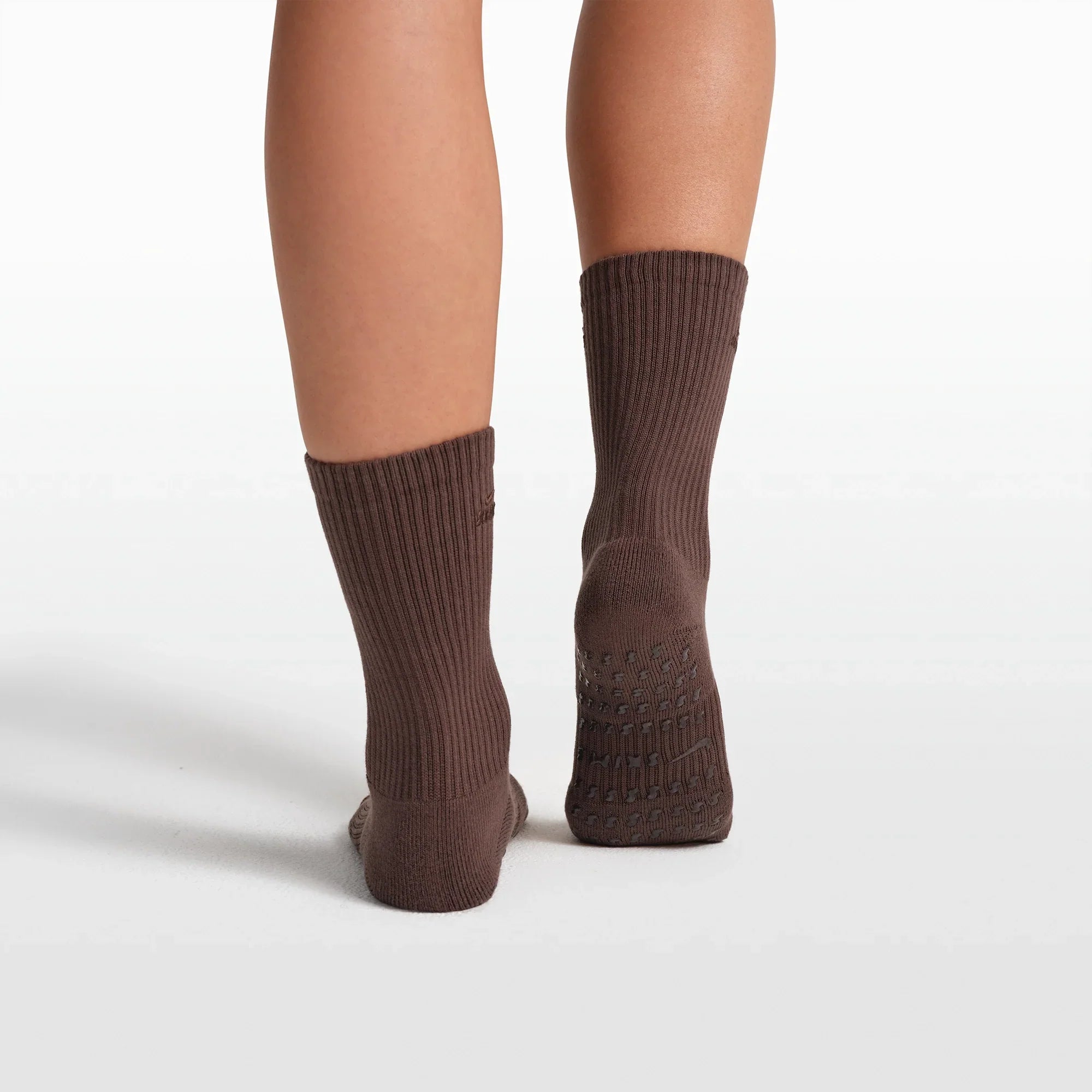 NikeSKIMS ACCESSORIES DRI-FIT PILATES GRIP CREW SOCK | DARK SEPIA - Sneaker Türkiye