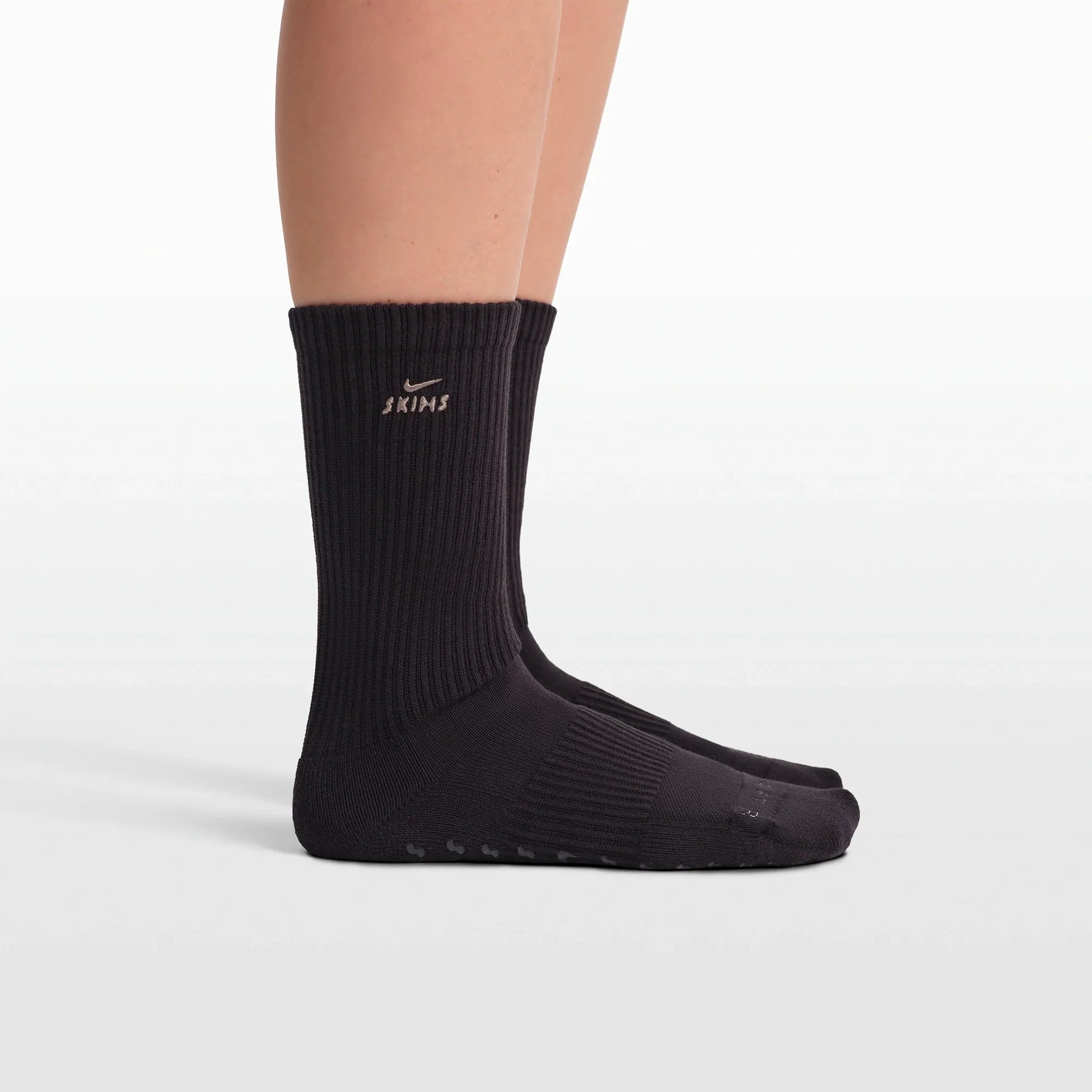 NikeSKIMS ACCESSORIES DRI-FIT PILATES GRIP CREW SOCK | OBSIDIAN - Sneaker Türkiye
