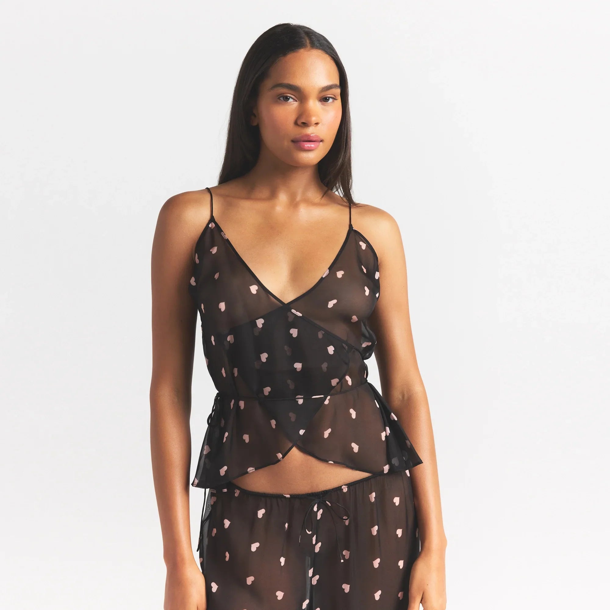 SKIMS ROMANCE WRAP CAMI TOP | OBSIDIAN SPACED HEARTS - Sneaker Türkiye