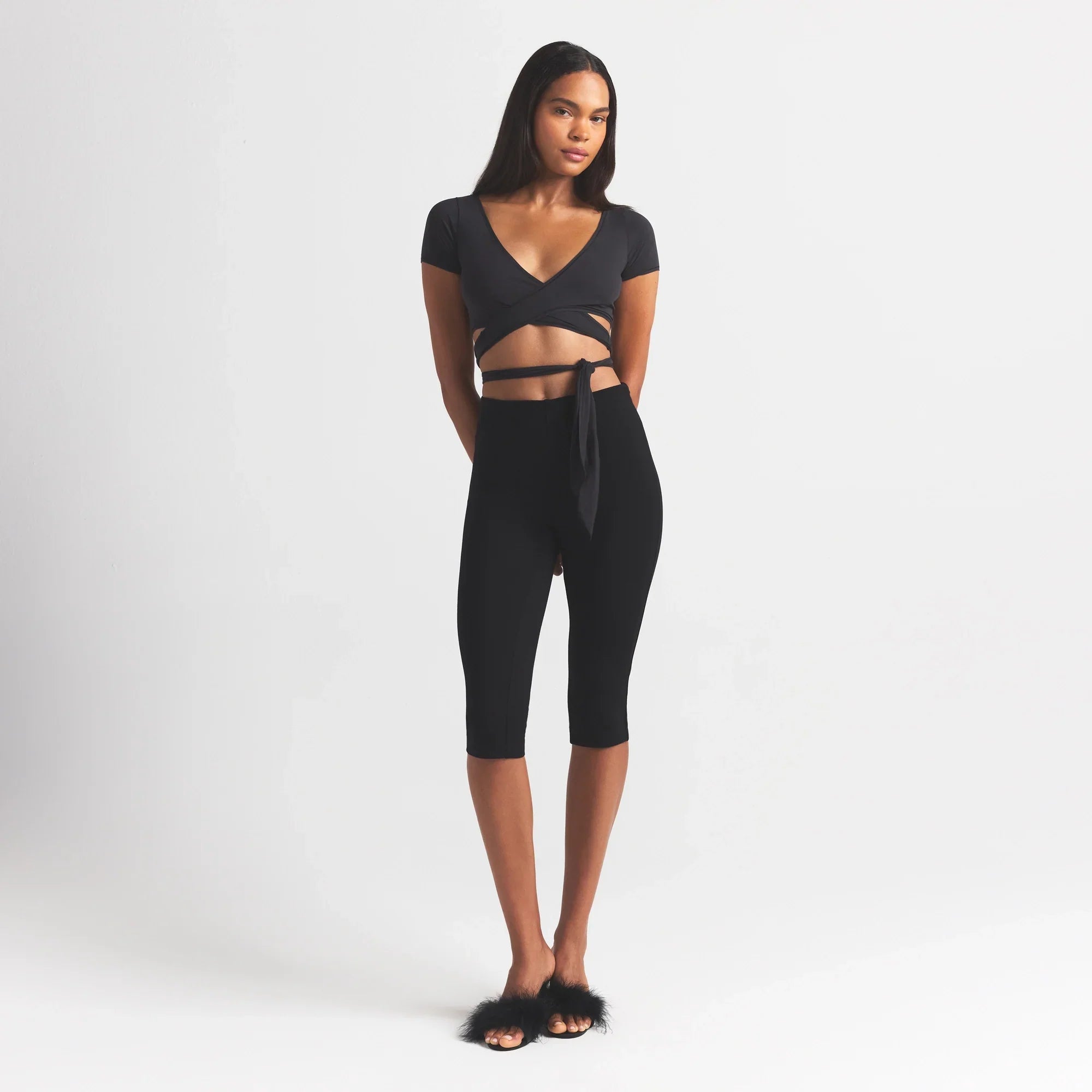 SKIMS FITS EVERYBODY WRAP SUPER CROPPED T-SHIRT | ONYX - Sneaker Türkiye