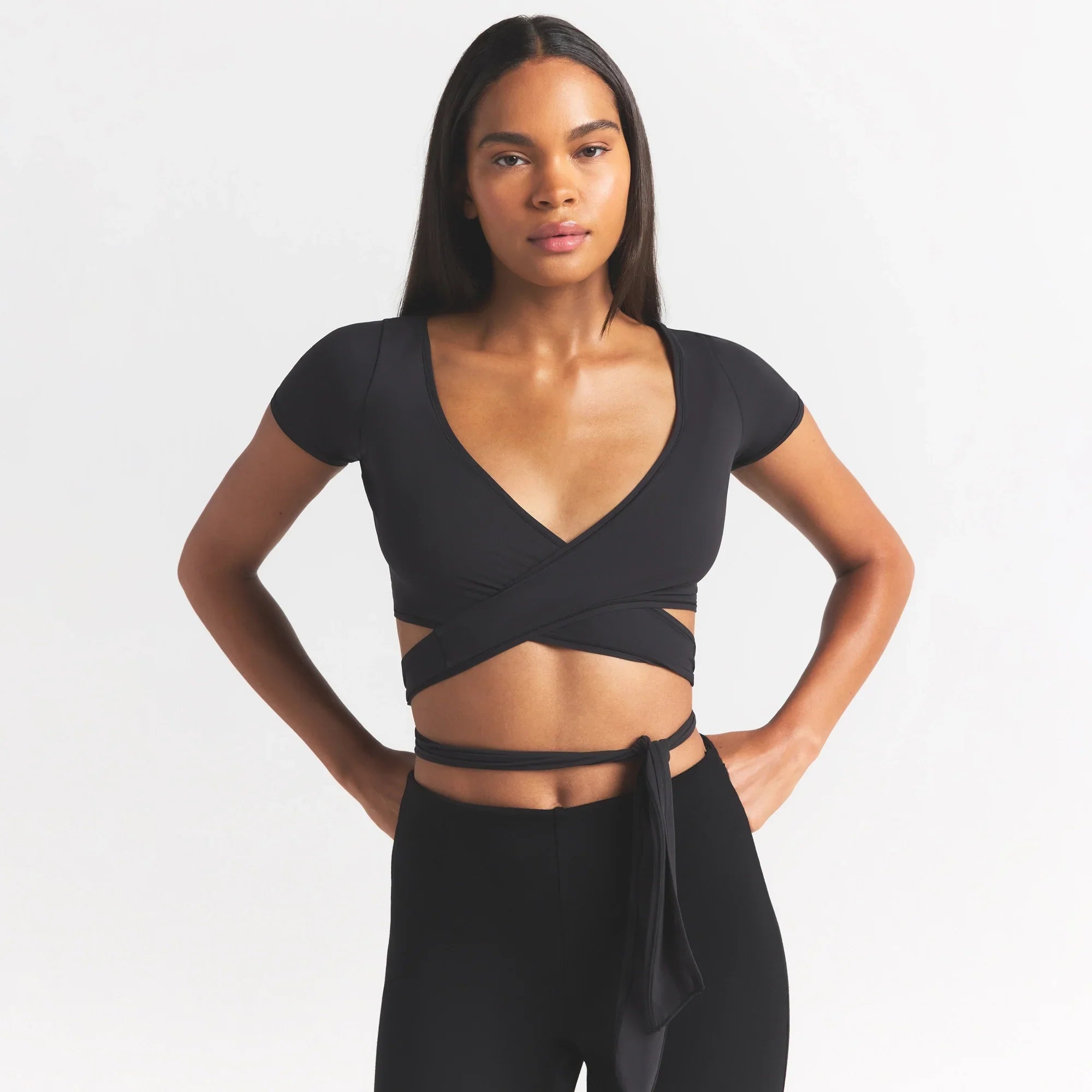 SKIMS FITS EVERYBODY WRAP SUPER CROPPED T-SHIRT | ONYX - Sneaker Türkiye