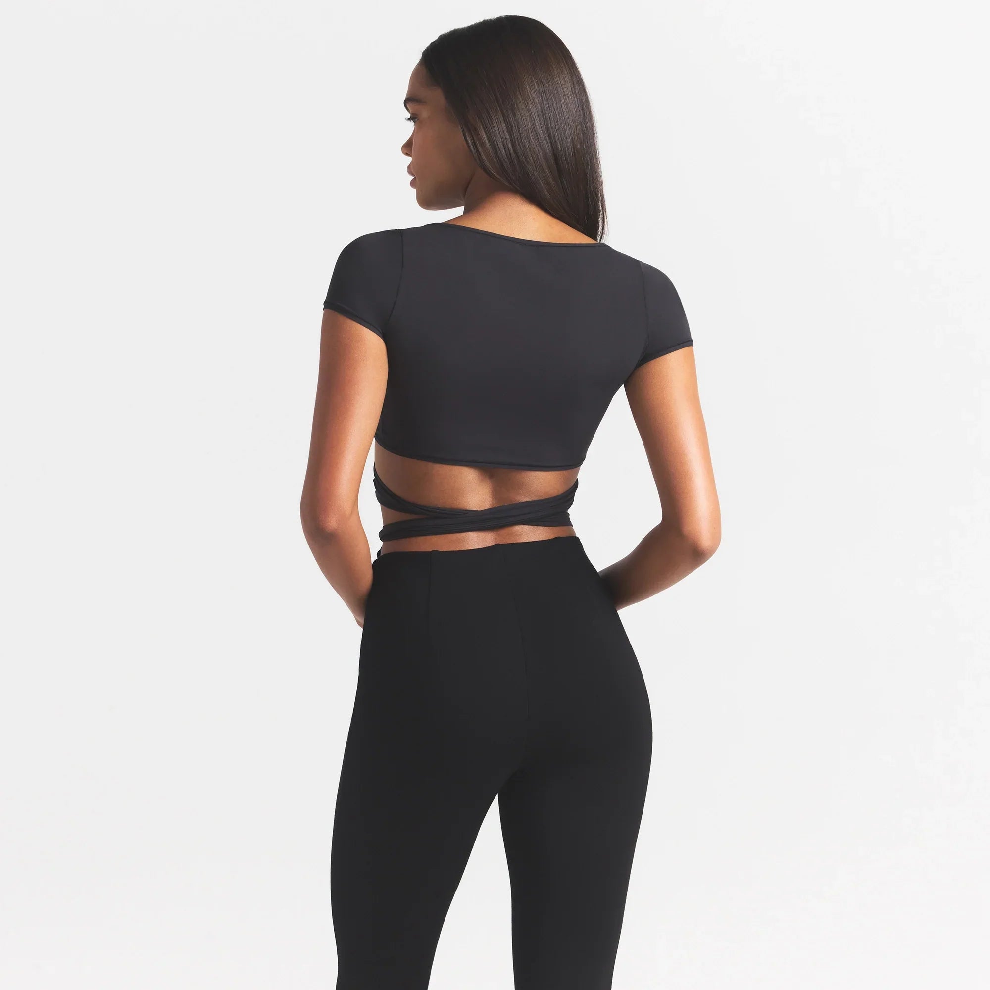 SKIMS FITS EVERYBODY WRAP SUPER CROPPED T-SHIRT | ONYX - Sneaker Türkiye