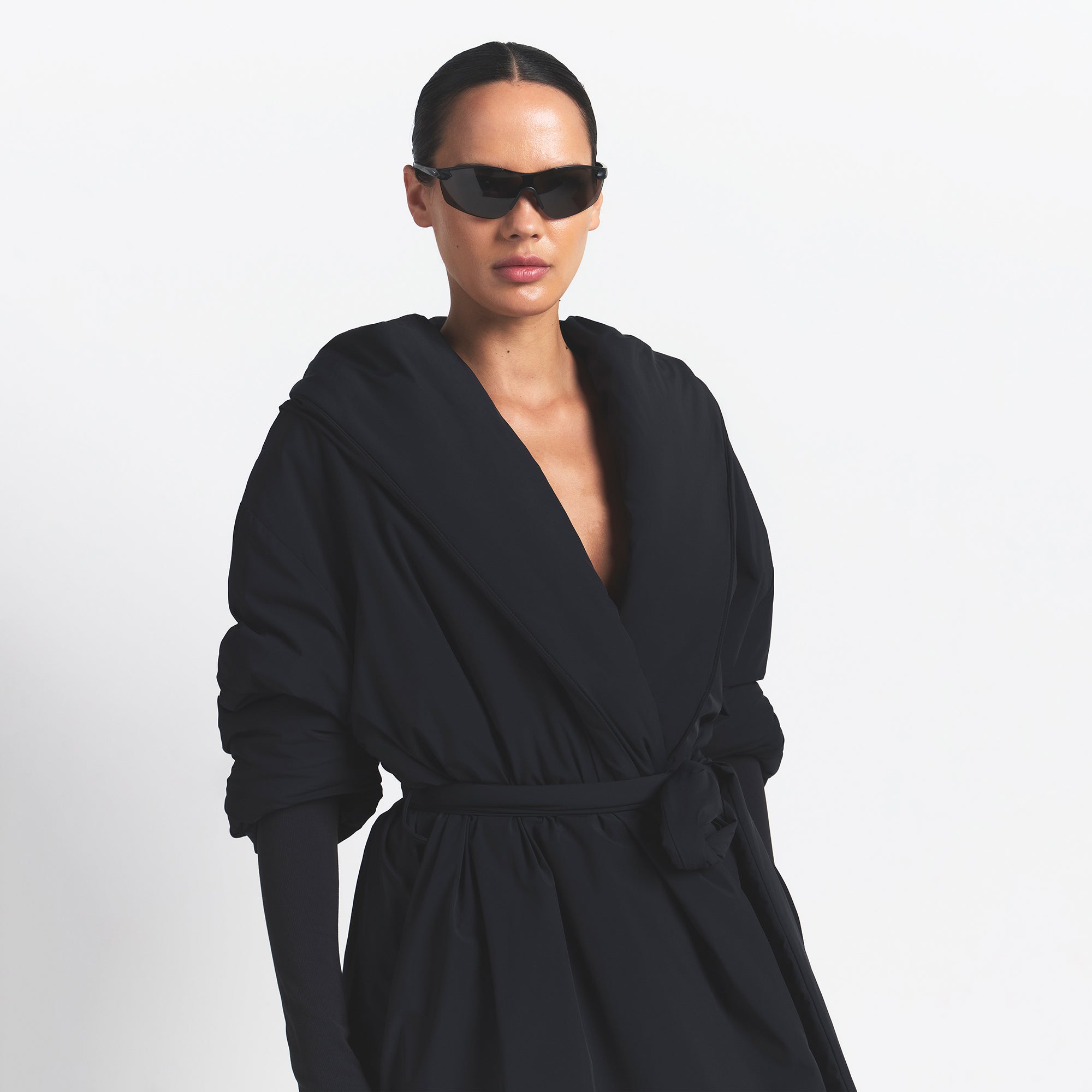 NikeSKIMS WOVEN NYLON WRAP COAT | OBSIDIAN - Sneaker Türkiye