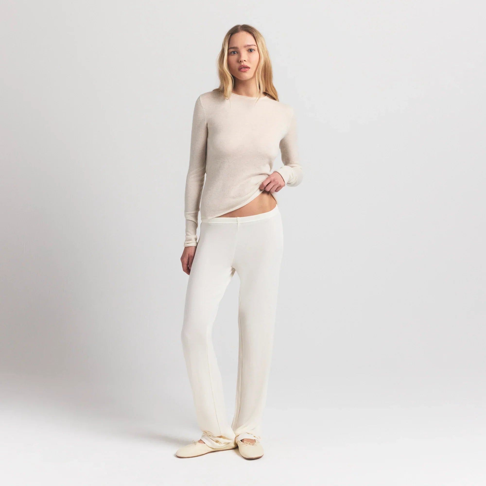 SKIMS FEATHERWEIGHT CASHMERE LONG SLEEVE TOP | EGRET - Sneaker Türkiye