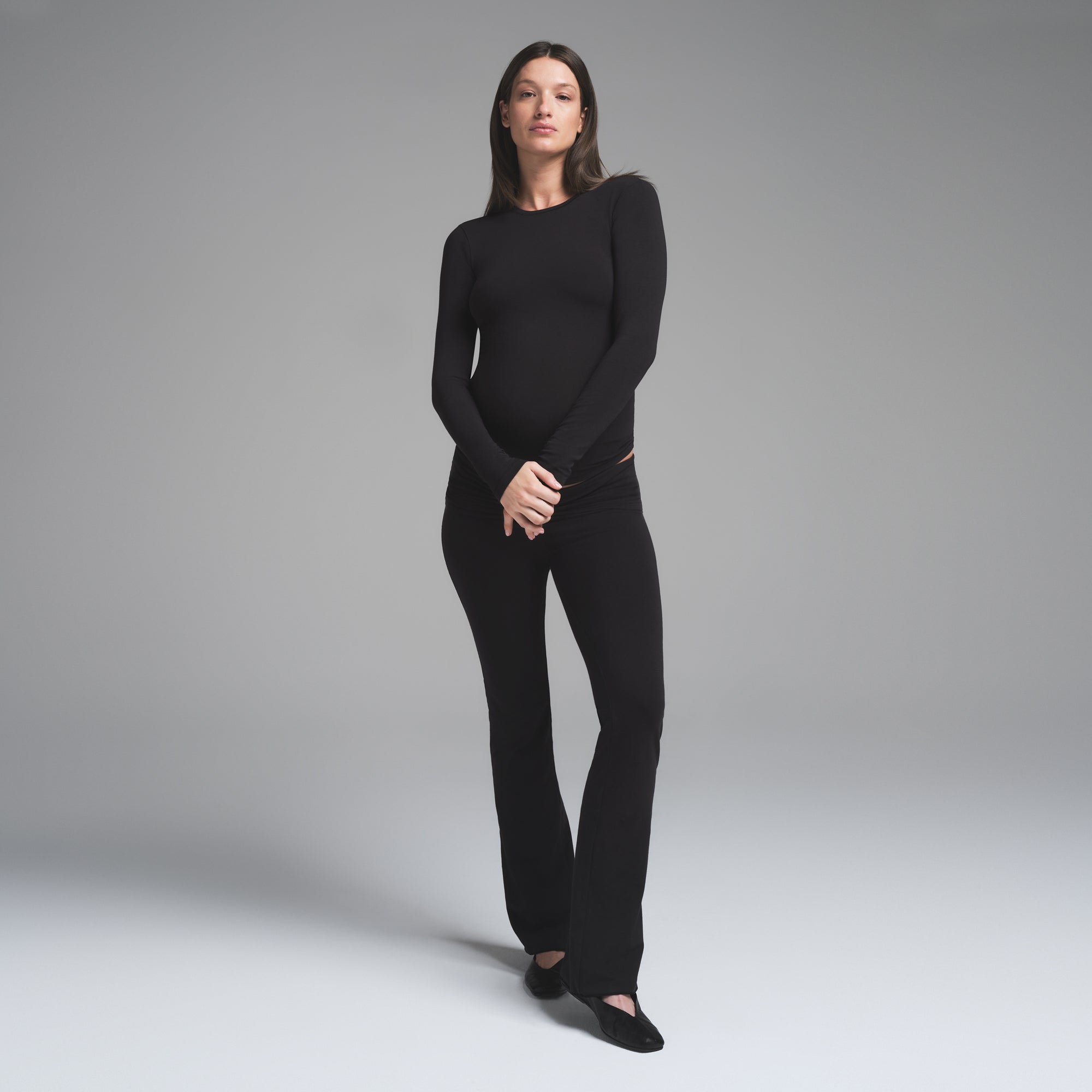 SKIMS COTTON JERSEY MATERNITY LONG SLEEVE T-SHIRT | SOOT - Sneaker Türkiye