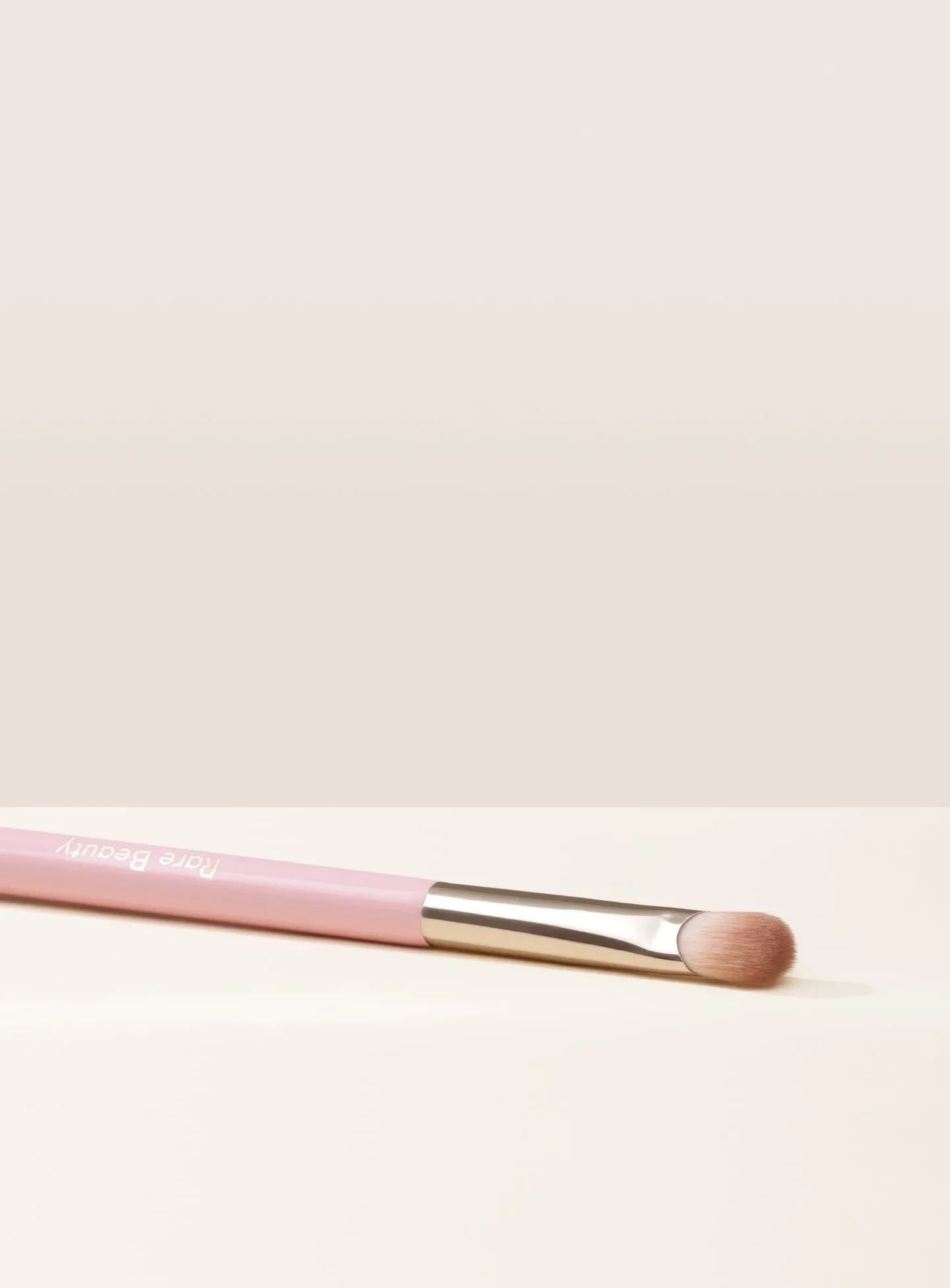 Rare Beauty Stay Vulnerable All-Over Eyeshadow Brush – Göz Farı Fırçası - Sneaker Türkiye