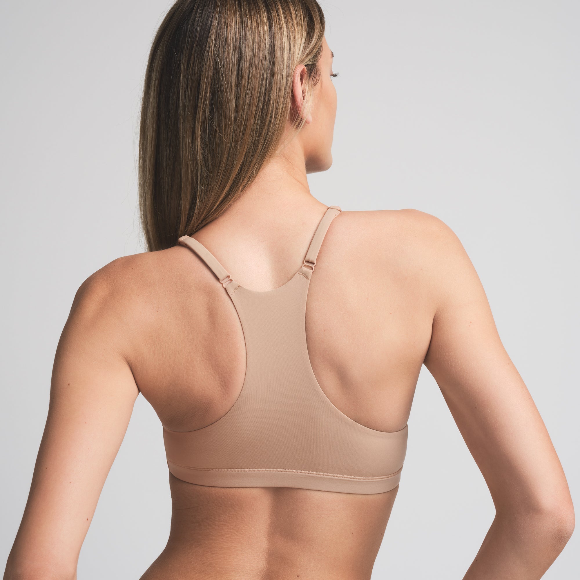 SKIMS FITS EVERYBODY RACERBACK TRIANGLE BRALETTE | CLAY - Sneaker Türkiye