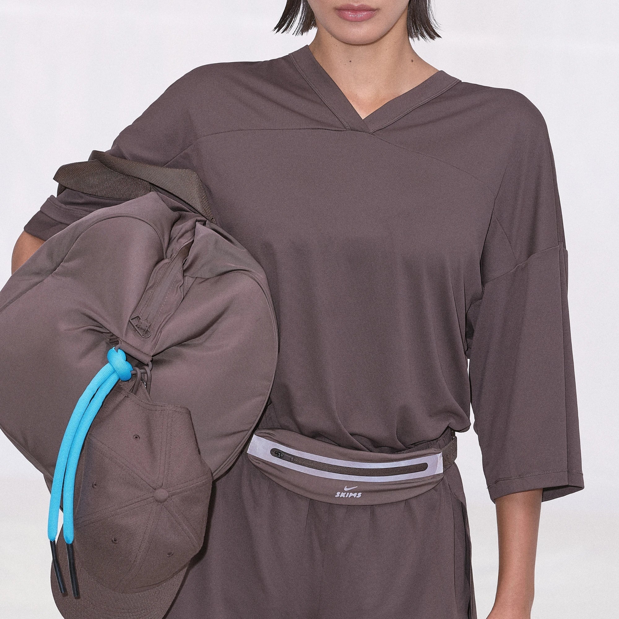 NikeSKIMS AIRY V-NECK OVERBedenD TOP | DARK SEPIA - Sneaker Türkiye
