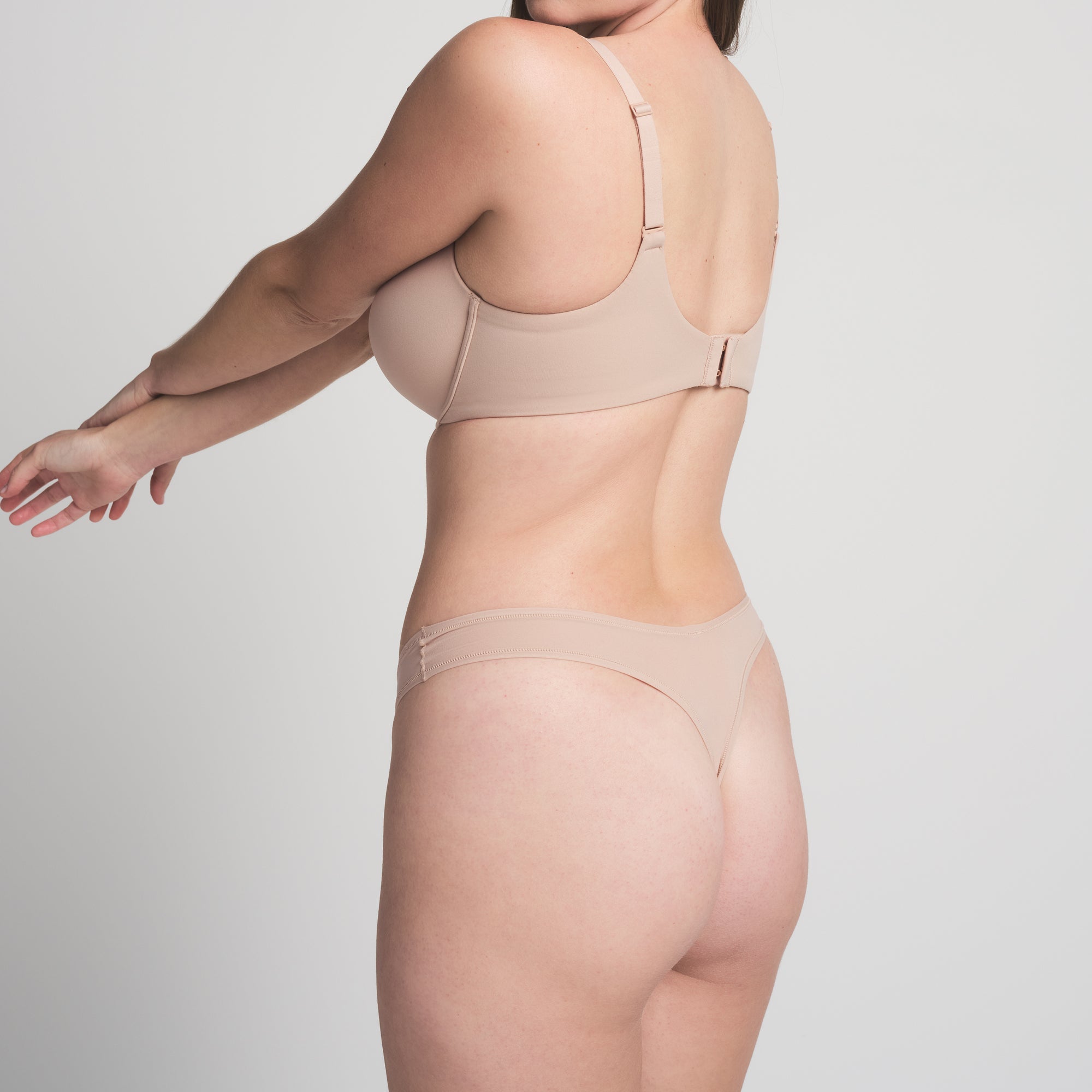 SKIMS FITS EVERYBODY DIPPED FRONT THONG | MICA - Sneaker Türkiye