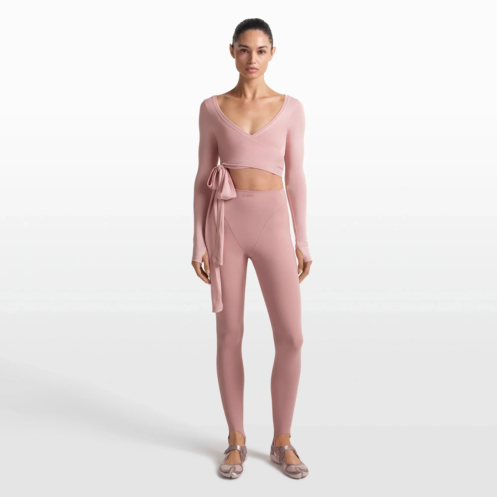 NikeSKIMS MATTE V-LINE STIRRUP LEGGING | HIMALAYAN - Sneaker Türkiye