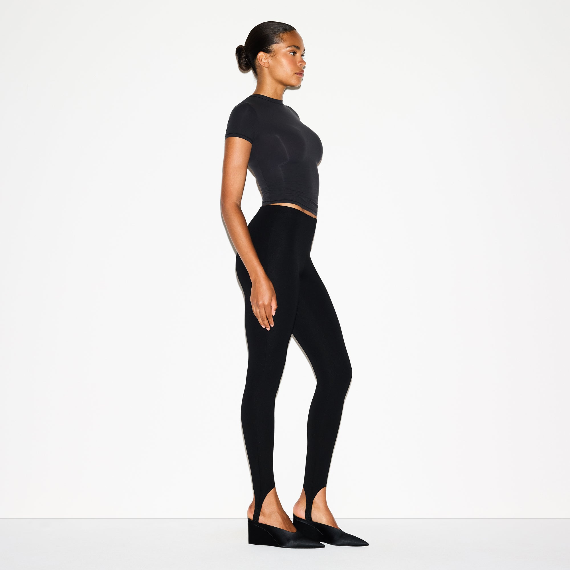SKIMS THE ESSENTIAL COLLECTION HIGH-WAISTED STIRRUP LEGGING | OBSIDIAN - Sneaker Türkiye