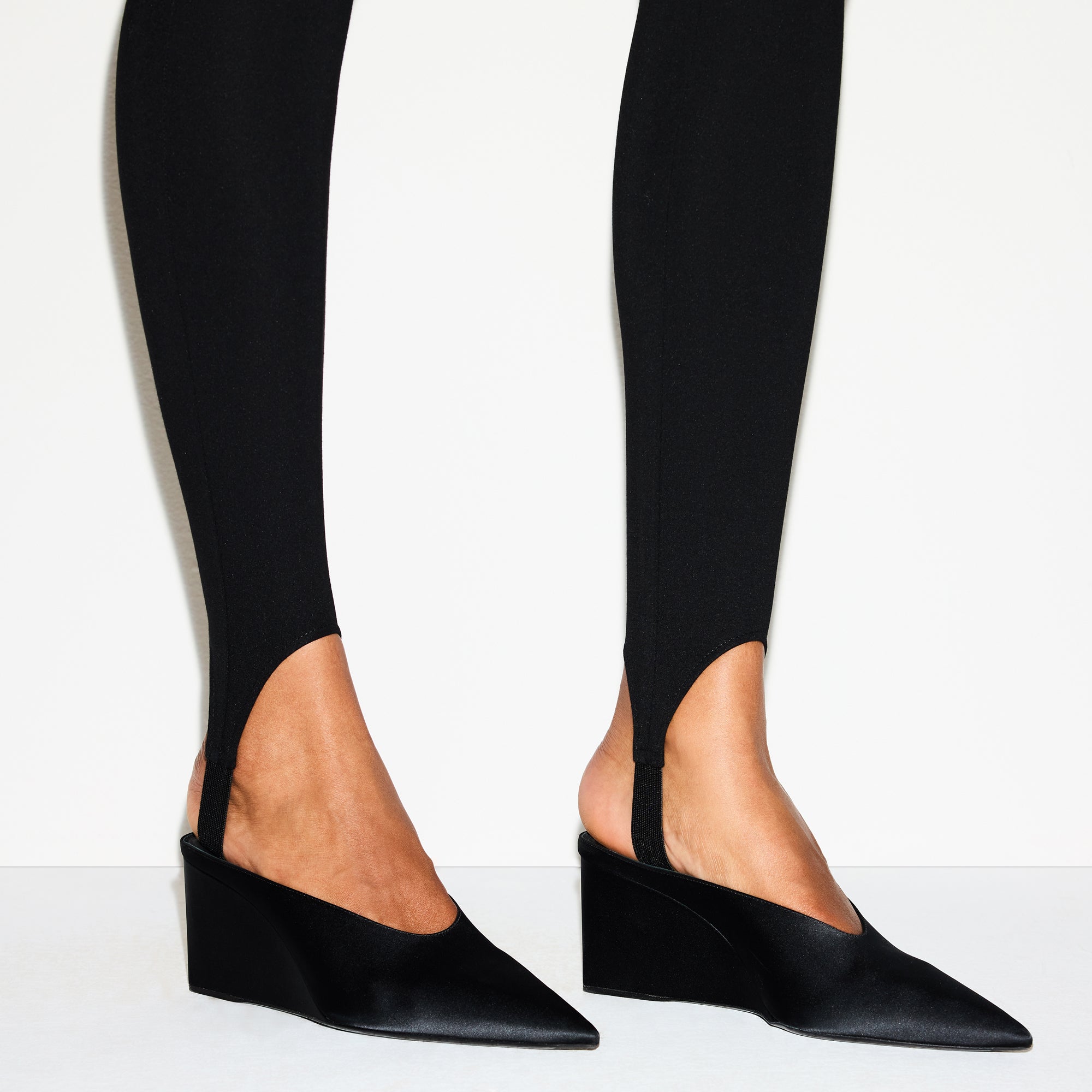 SKIMS THE ESSENTIAL COLLECTION HIGH-WAISTED STIRRUP LEGGING | OBSIDIAN - Sneaker Türkiye