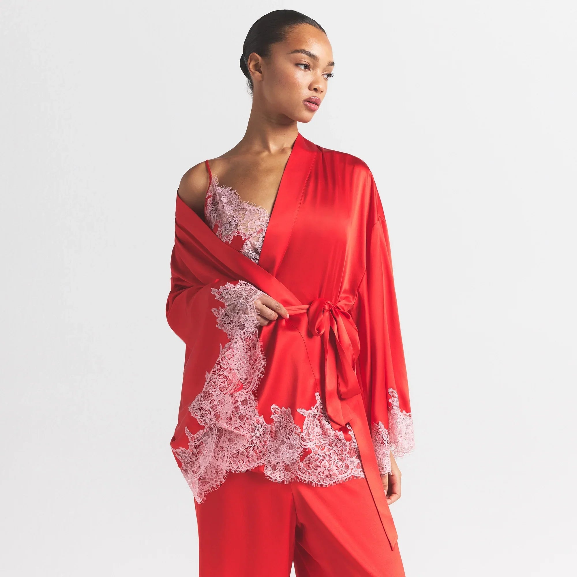 SKIMS SILK LACE ROBE | RUBY CONTRAST - Sneaker Türkiye