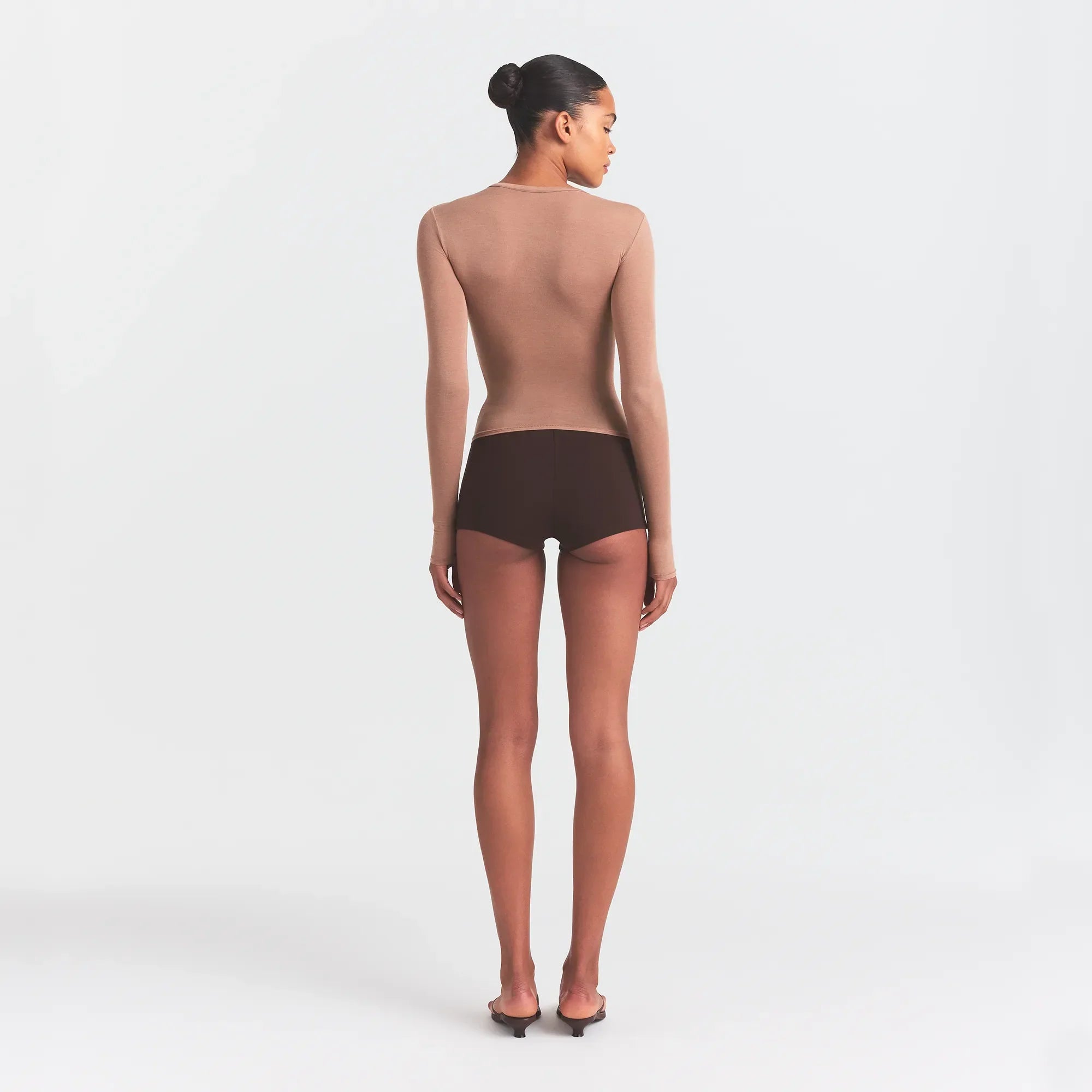 SKIMS THE ESSENTIAL COLLECTION HIGH-WAISTED HOT SHORT | ESPRESSO - Sneaker Türkiye