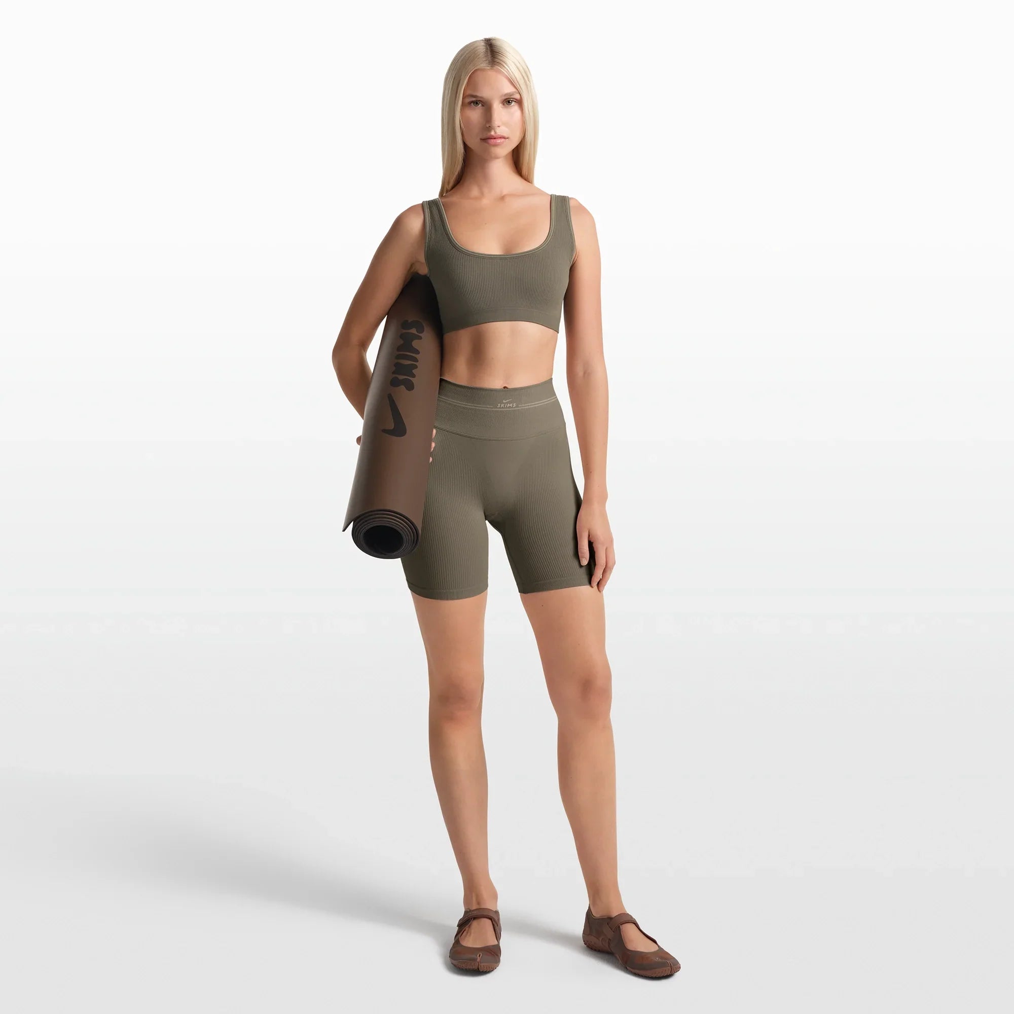 NikeSKIMS RIBBED SEAMLESS 5″ BIKER SHORT | DUSTY OAKMOSS - Sneaker Türkiye