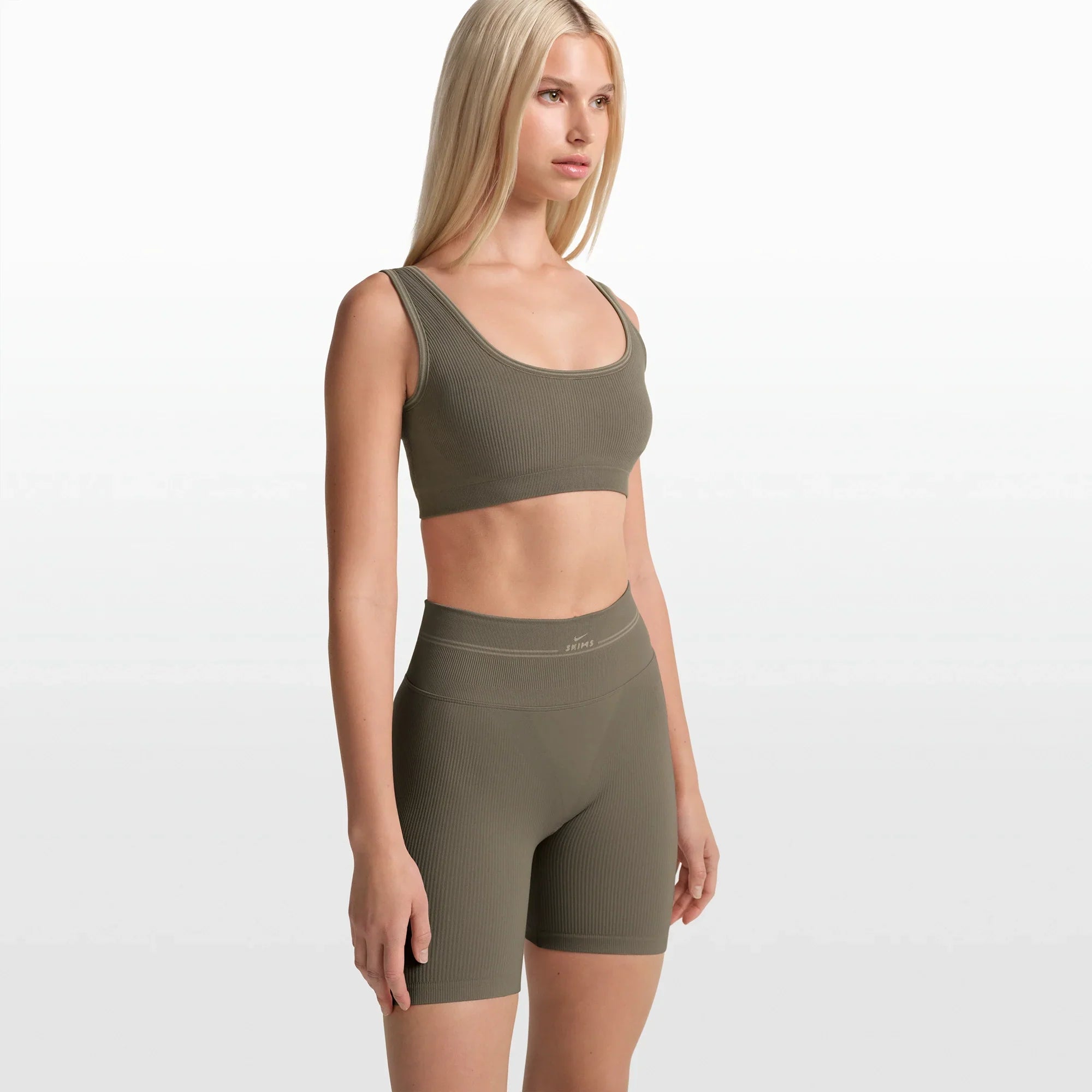 NikeSKIMS RIBBED SEAMLESS 5″ BIKER SHORT | DUSTY OAKMOSS - Sneaker Türkiye