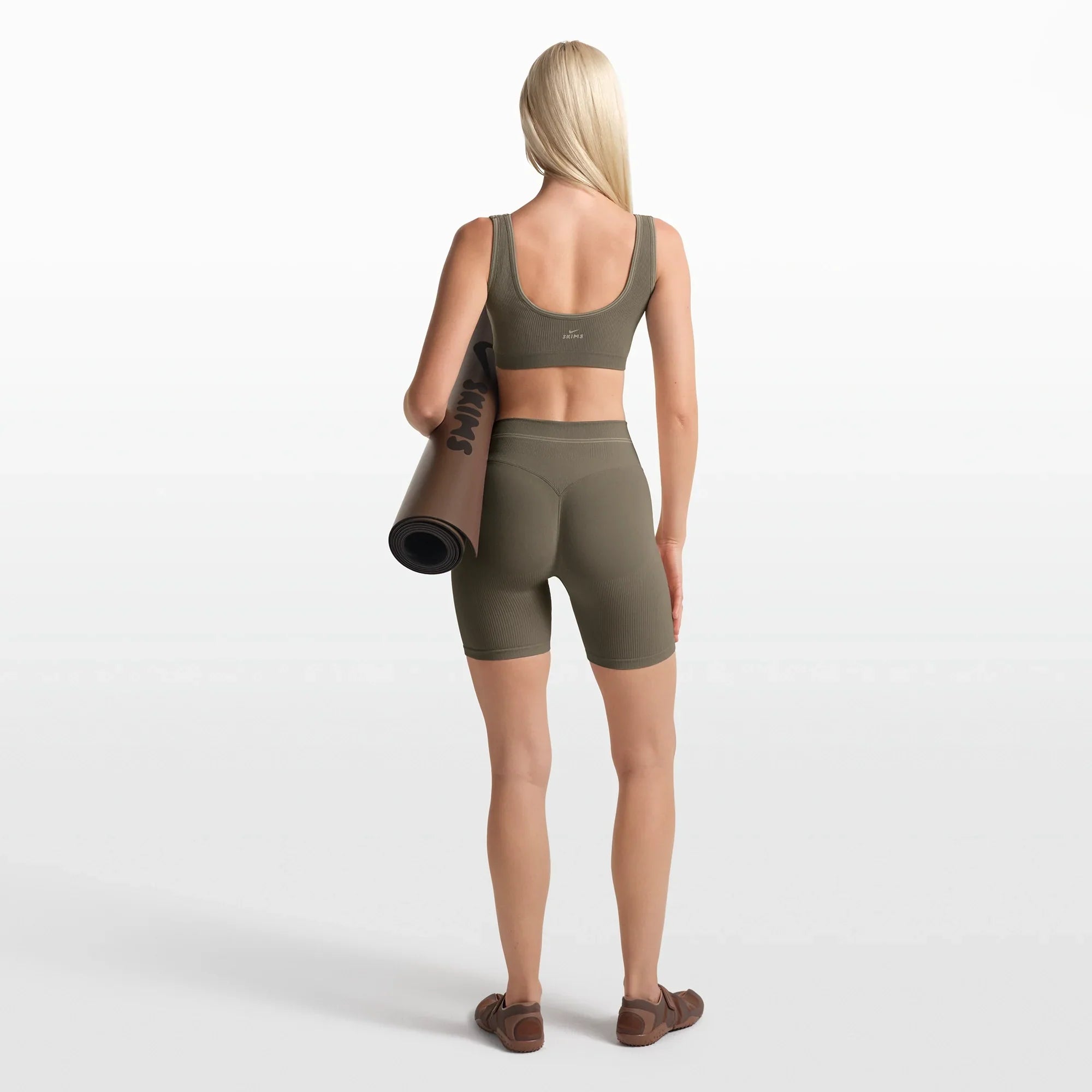 NikeSKIMS RIBBED SEAMLESS 5″ BIKER SHORT | DUSTY OAKMOSS - Sneaker Türkiye