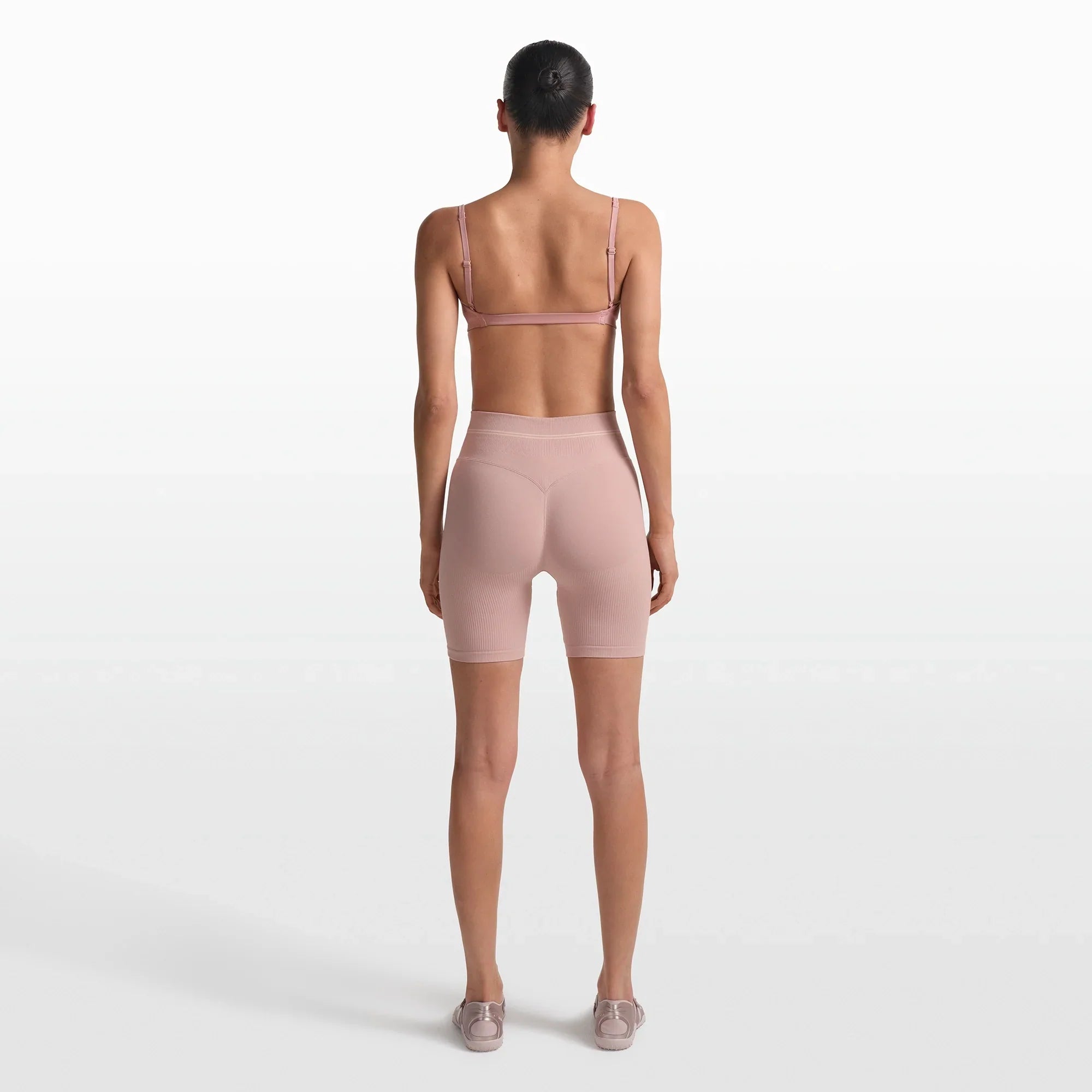 NikeSKIMS RIBBED SEAMLESS 5″ BIKER SHORT | HIMALAYAN - Sneaker Türkiye