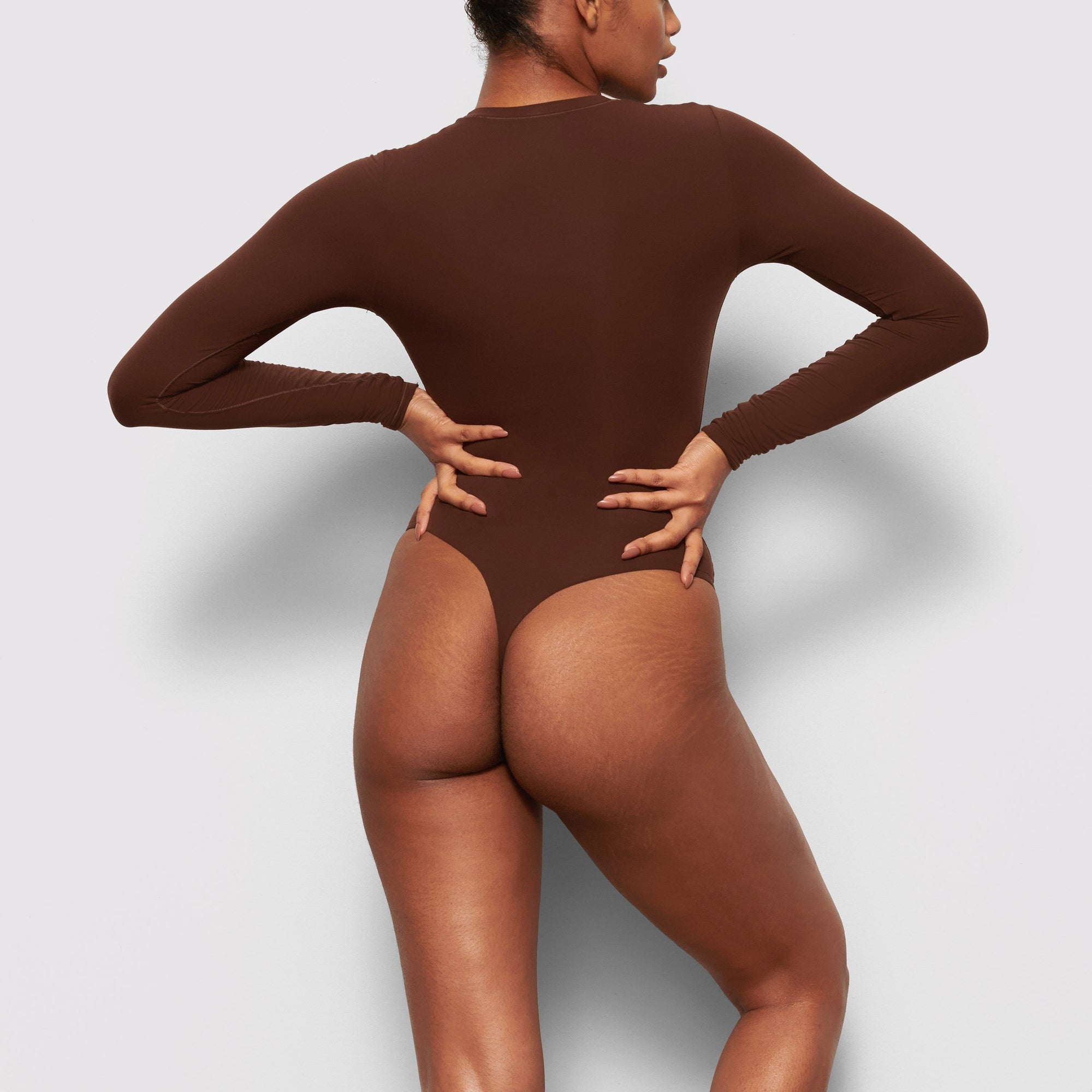 SKIMS FITS EVERYBODY LONG SLEEVE CREW NECK BODYSUIT | COCOA - Sneaker Türkiye