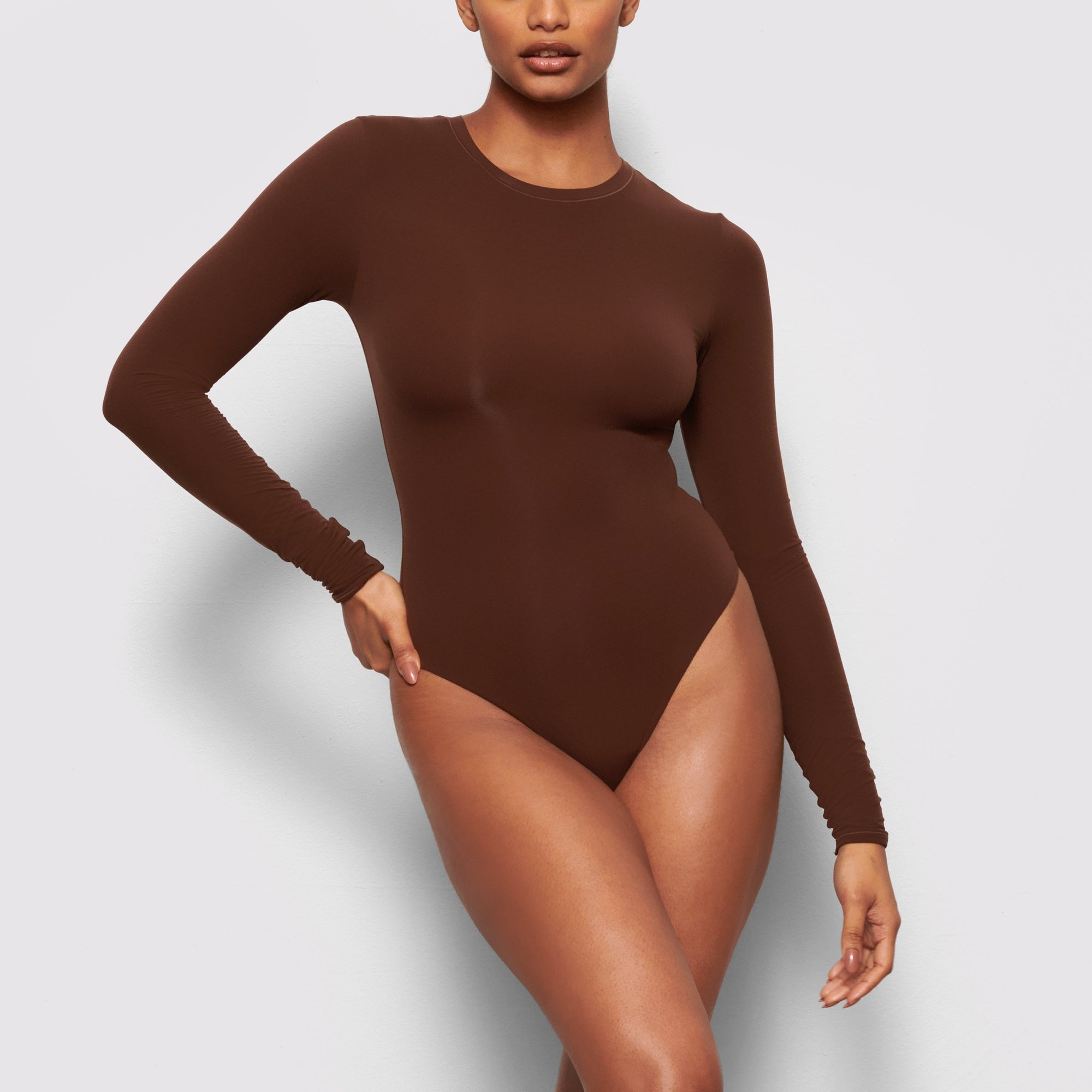 SKIMS FITS EVERYBODY LONG SLEEVE CREW NECK BODYSUIT | COCOA - Sneaker Türkiye