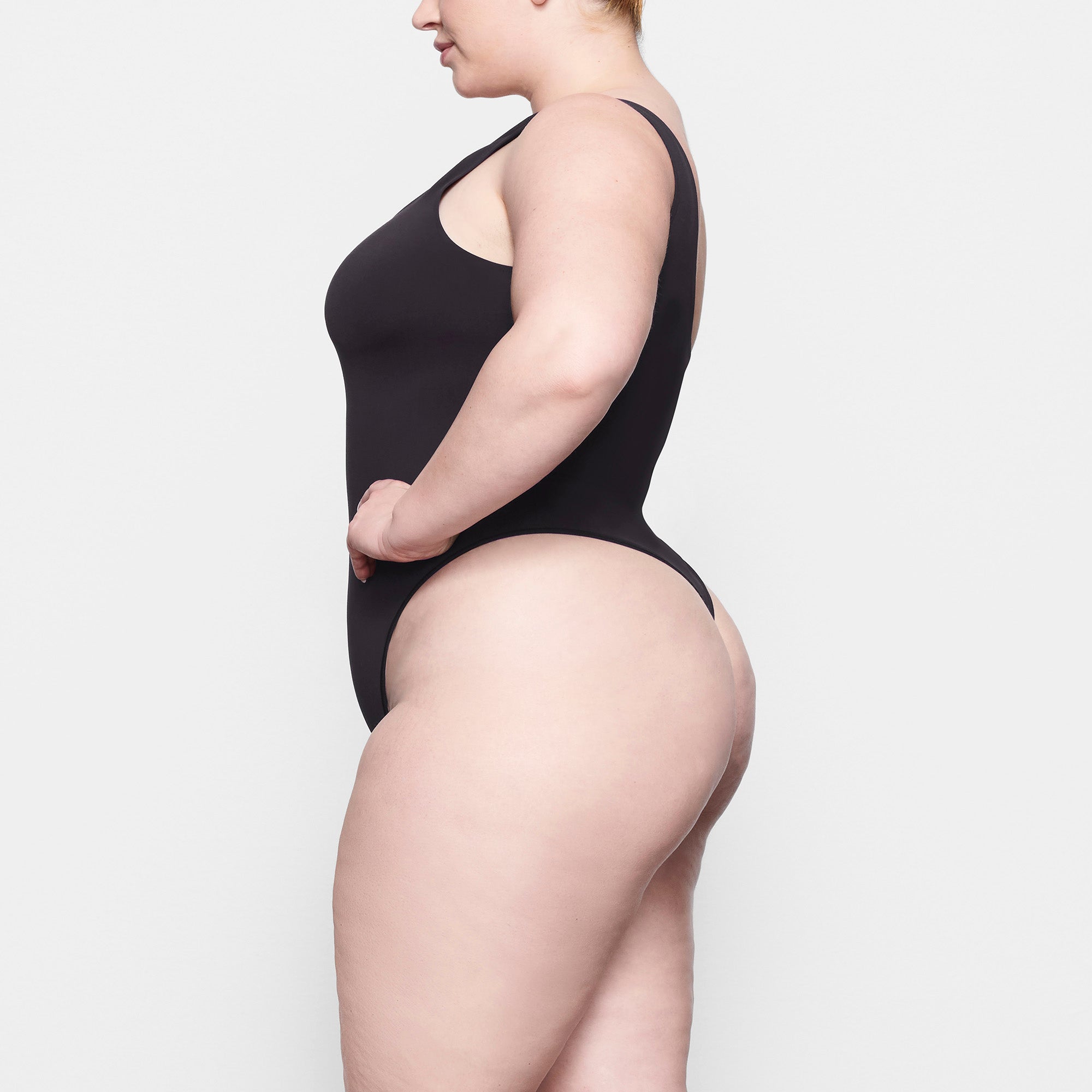 SKIMS SOFT SMOOTHING SEAMLESS THONG BODYSUIT | ONYX - Sneaker Türkiye