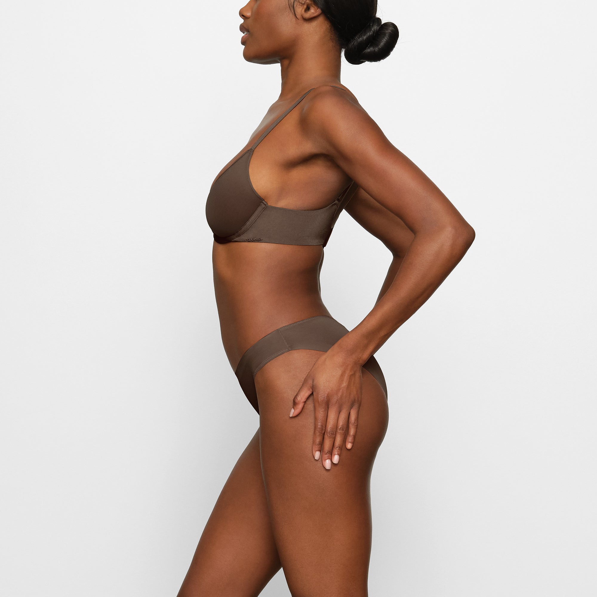 SKIMS WEIGHTLESS SCOOP BRA | ESPRESSO - Sneaker Türkiye