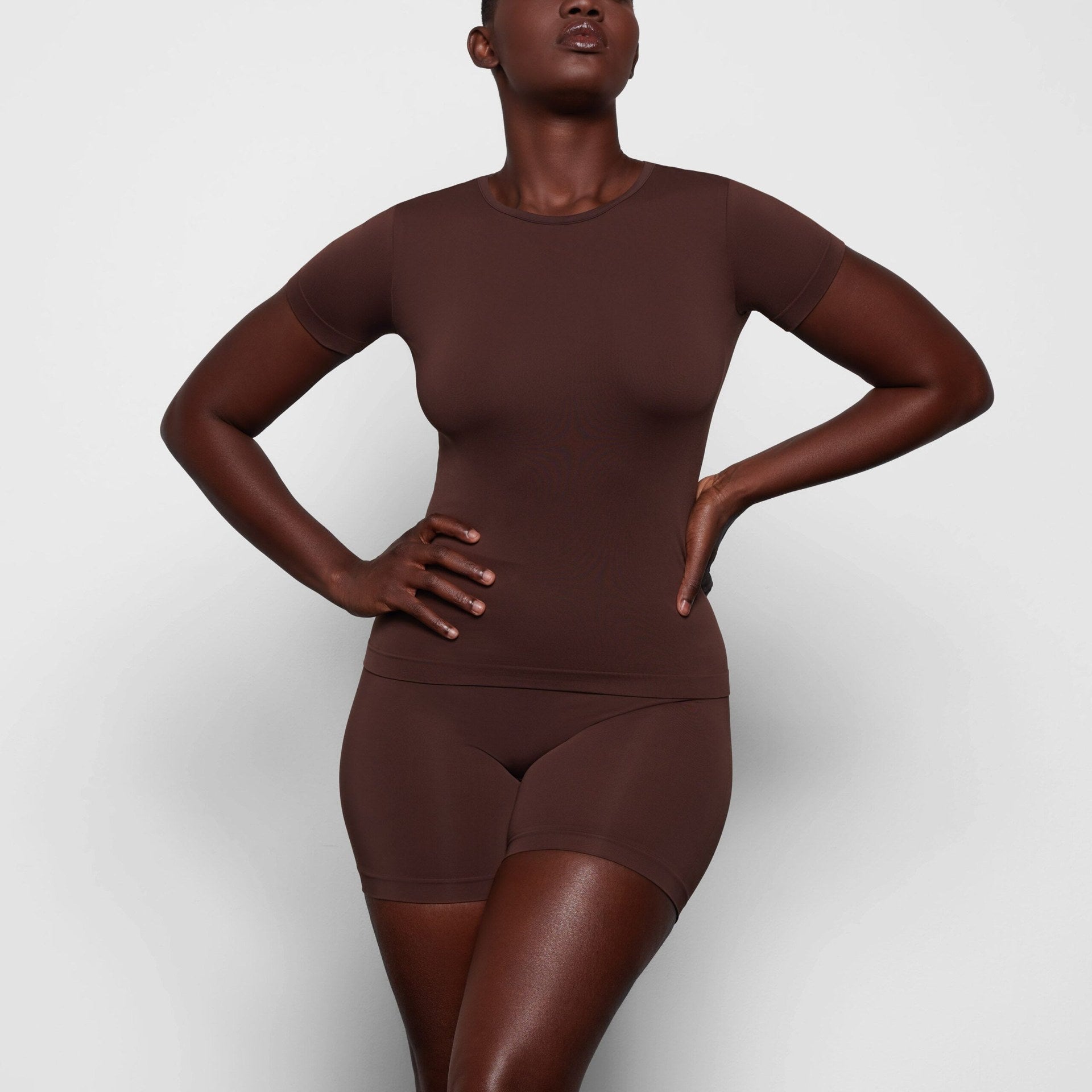 SKIMS SOFT SMOOTHING SEAMLESS T-SHIRT | COCOA - Sneaker Türkiye