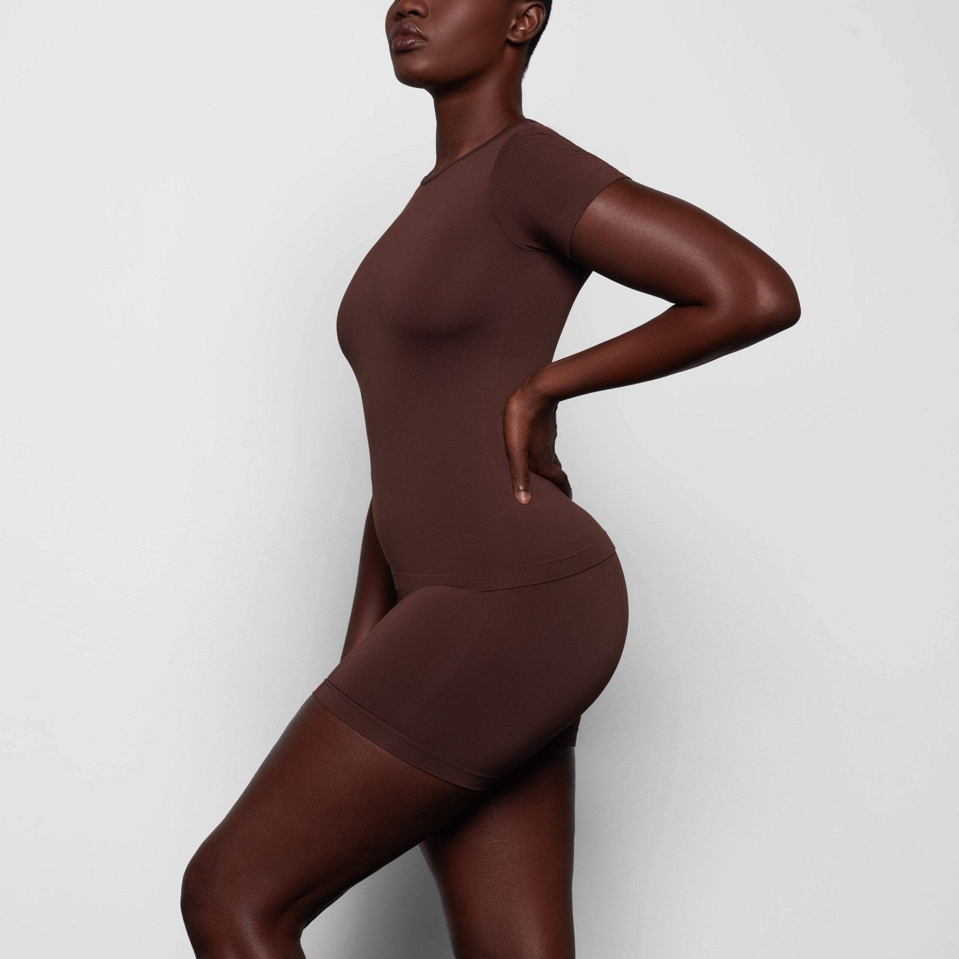 SKIMS SOFT SMOOTHING SEAMLESS T-SHIRT | COCOA - Sneaker Türkiye