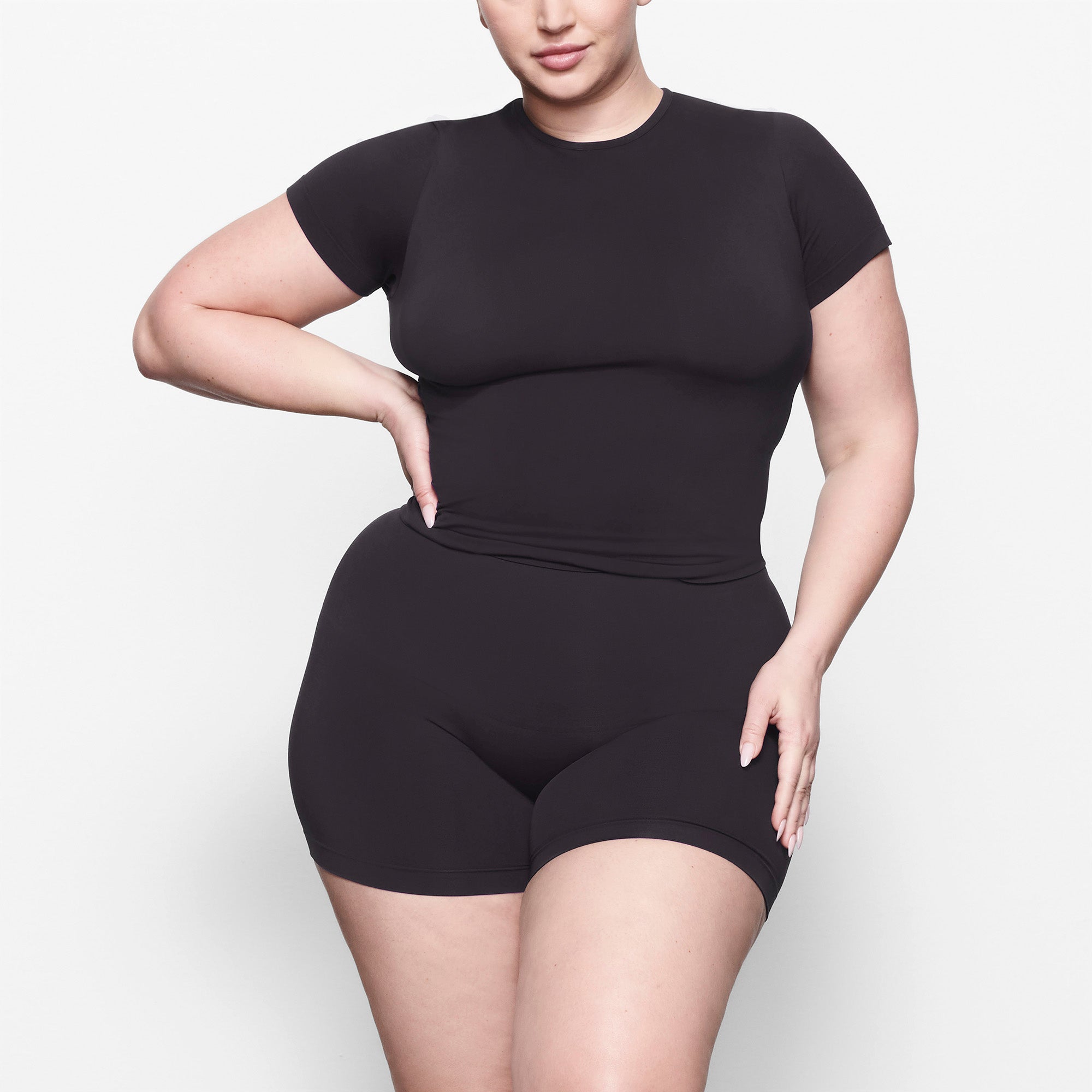 SKIMS SOFT SMOOTHING SEAMLESS T-SHIRT | ONYX - Sneaker Türkiye